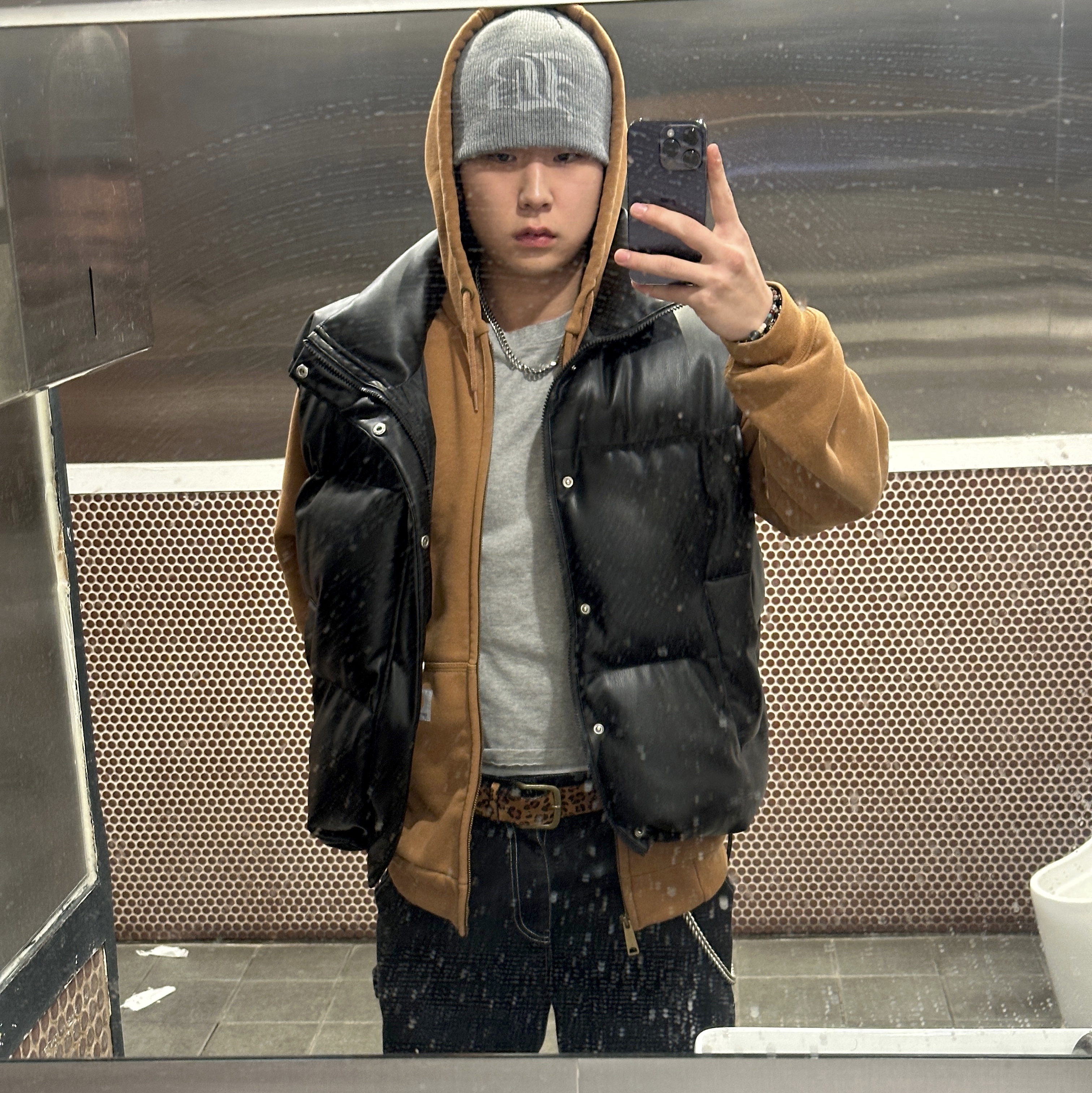 Carhartt WIP Active Jacket Hamilton Brown Rigid - Winter, THRASHER Stitch Flame Logo Carpenter Pants Black 착용 스타일 - 1