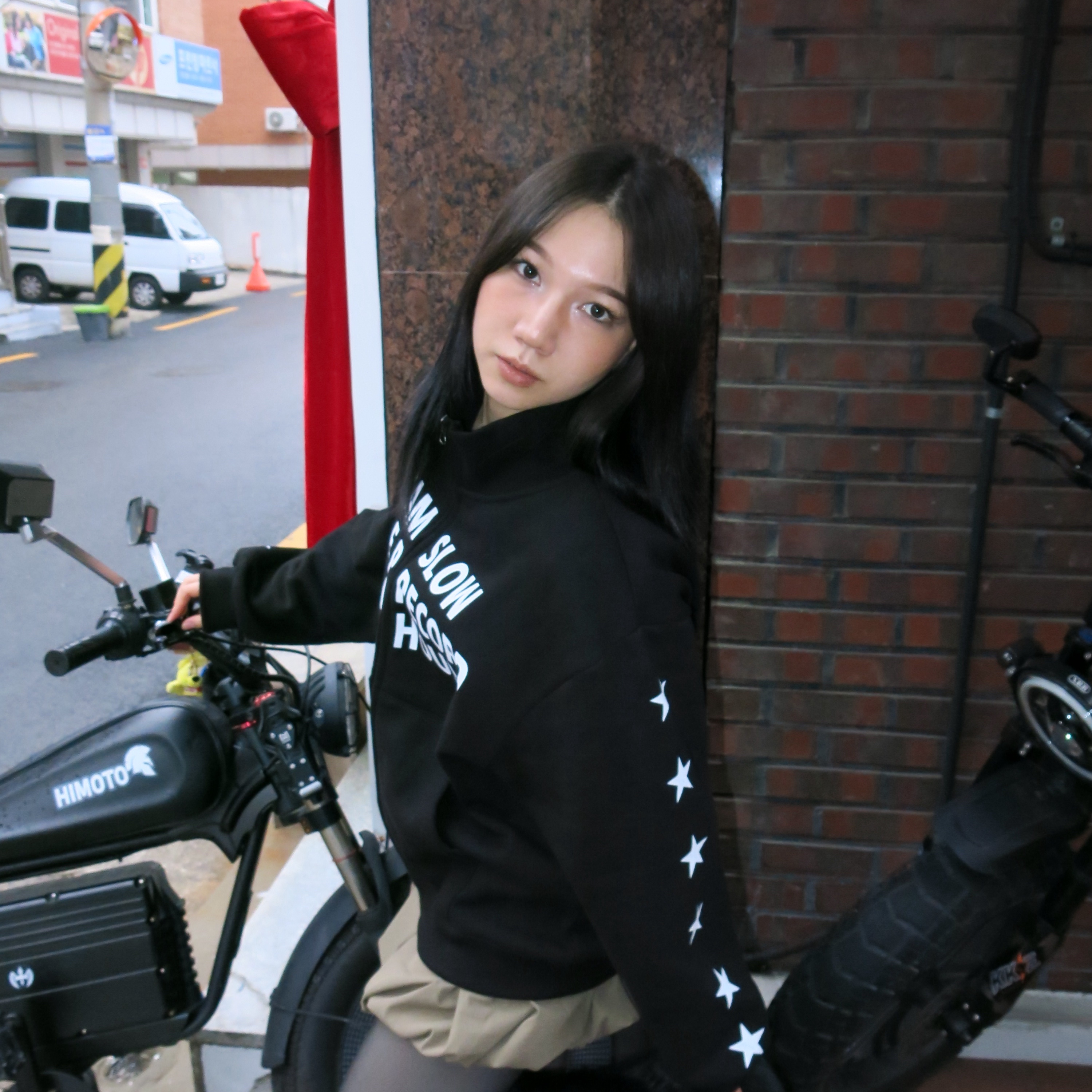 SLOW RECORD HOUSE Typo Star Track Zip-Up_Black 착용 스타일 - 3
