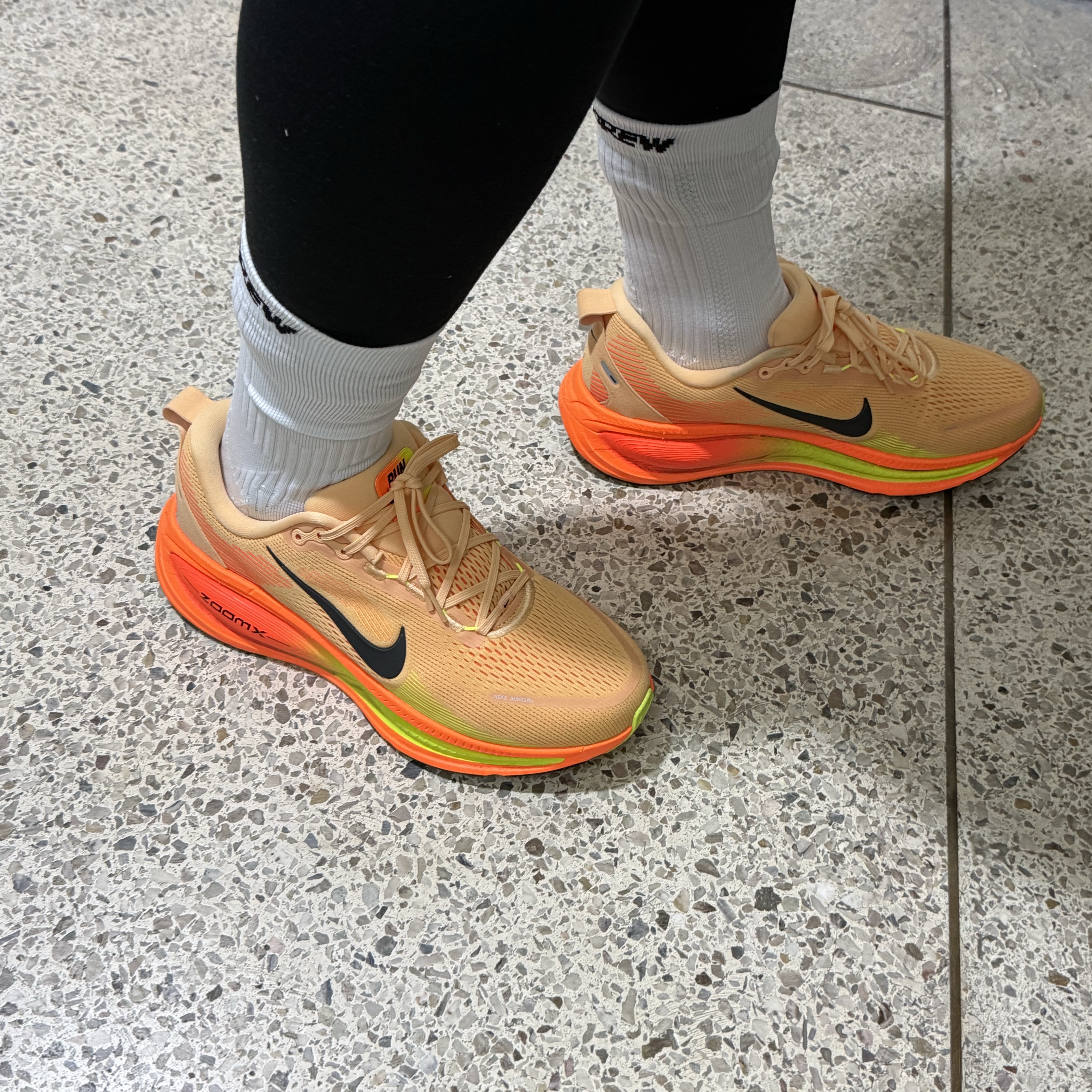 Nike Vomero 18 Orange Chalk Total Orange 착용 스타일 - 1