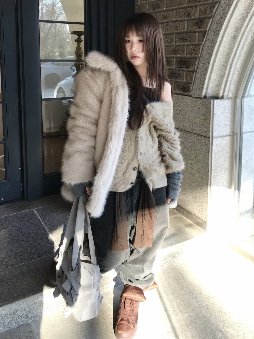 PHOS333 Hairy Cardigan Beige, PHOS333 Hairy Cardigan Black 착용 스타일 - 4