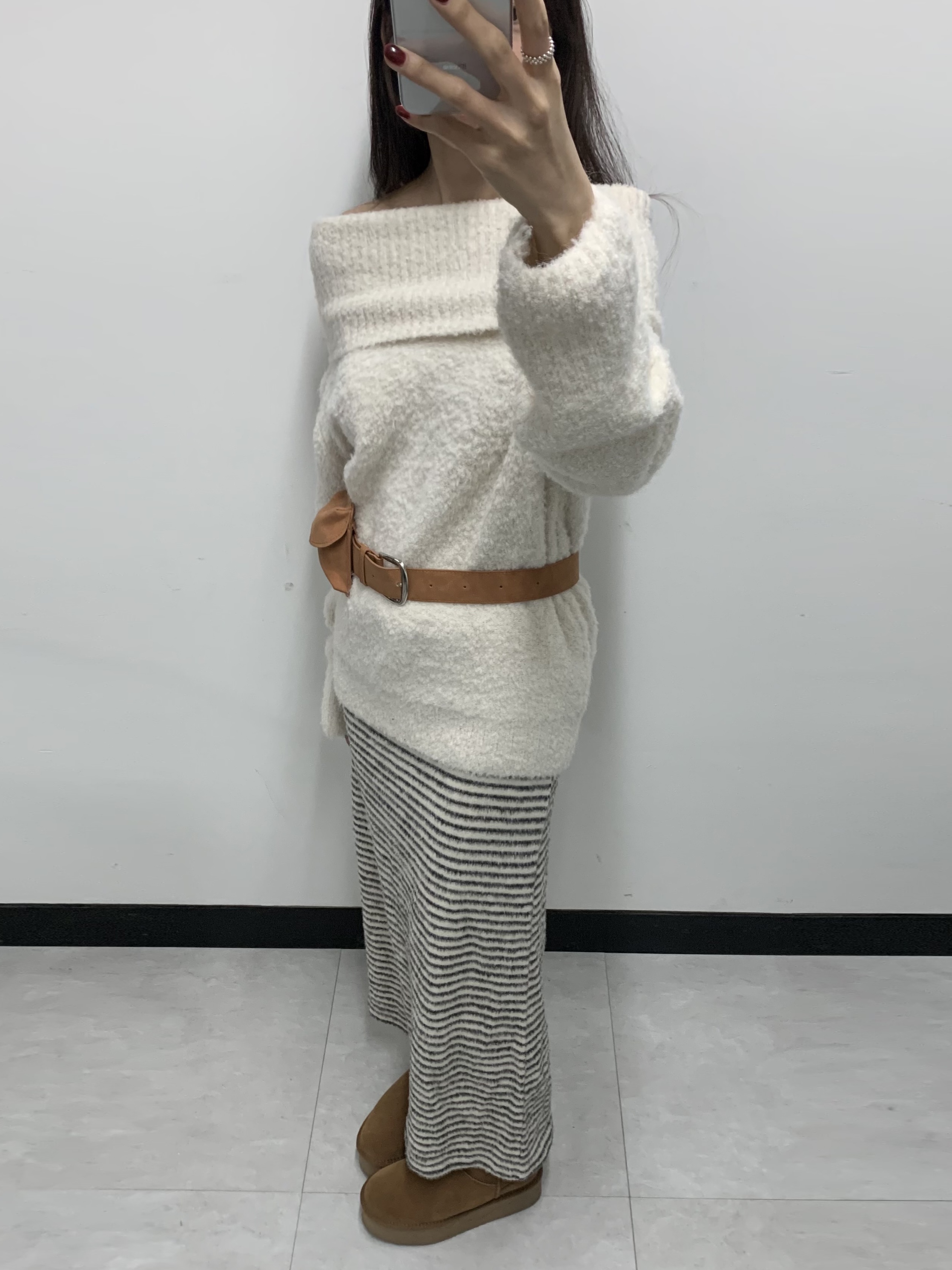 (W) UGG Classic Mini Platform Boots Chestnut, Apple Airpods 4th Gen (Korean Ver.) 착용 스타일 - 1