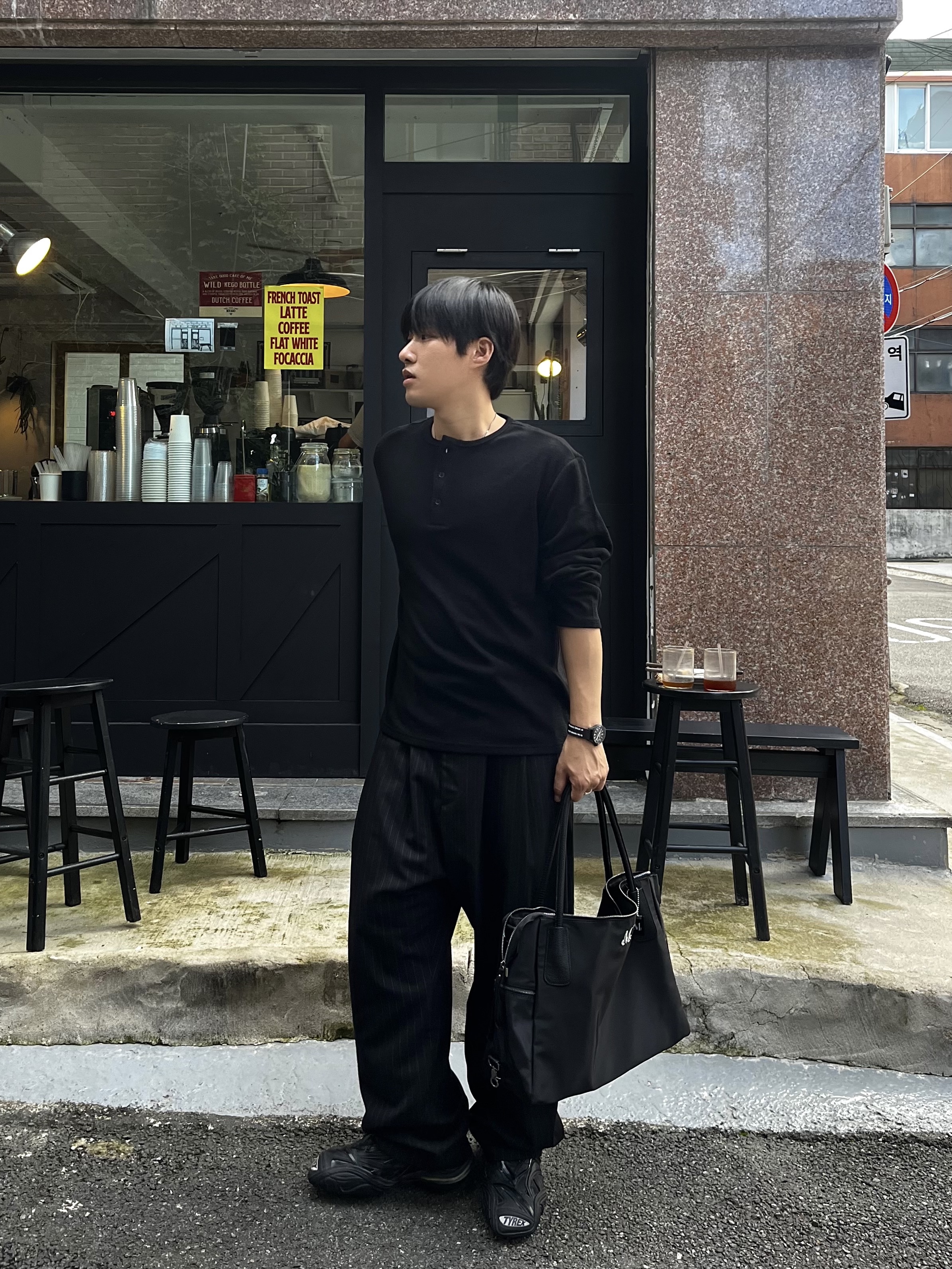 noun Wide Tapered Pants Stripe Black, MUCENT 4way Sigature Logo Tote Bag Black 착용 스타일 - 2
