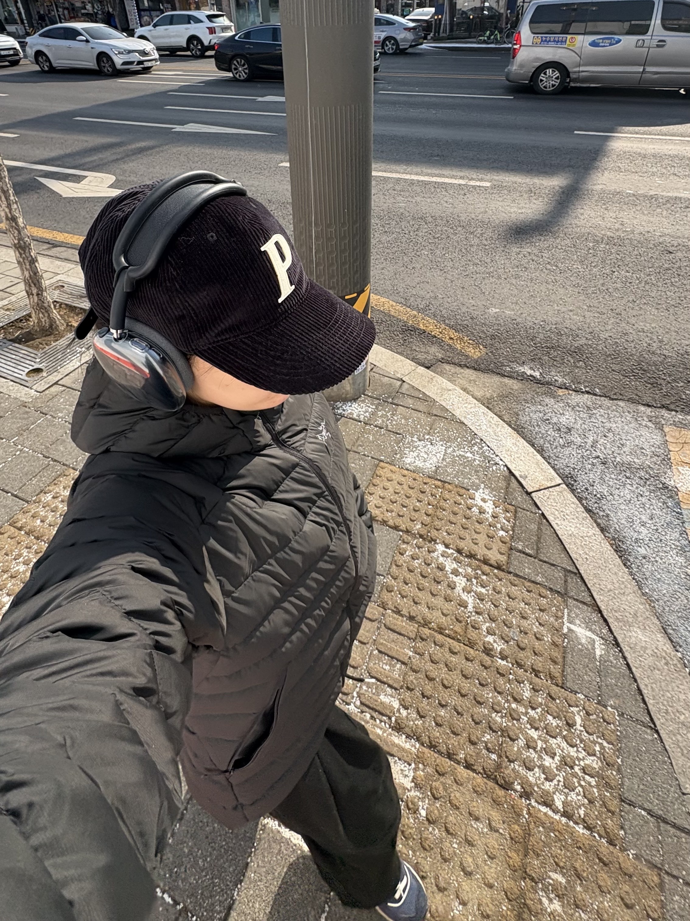 Arc'teryx Cerium Hoody Black, Apple AirPods Max USB C Midnight (Korean Ver.) 착용 스타일 - 2