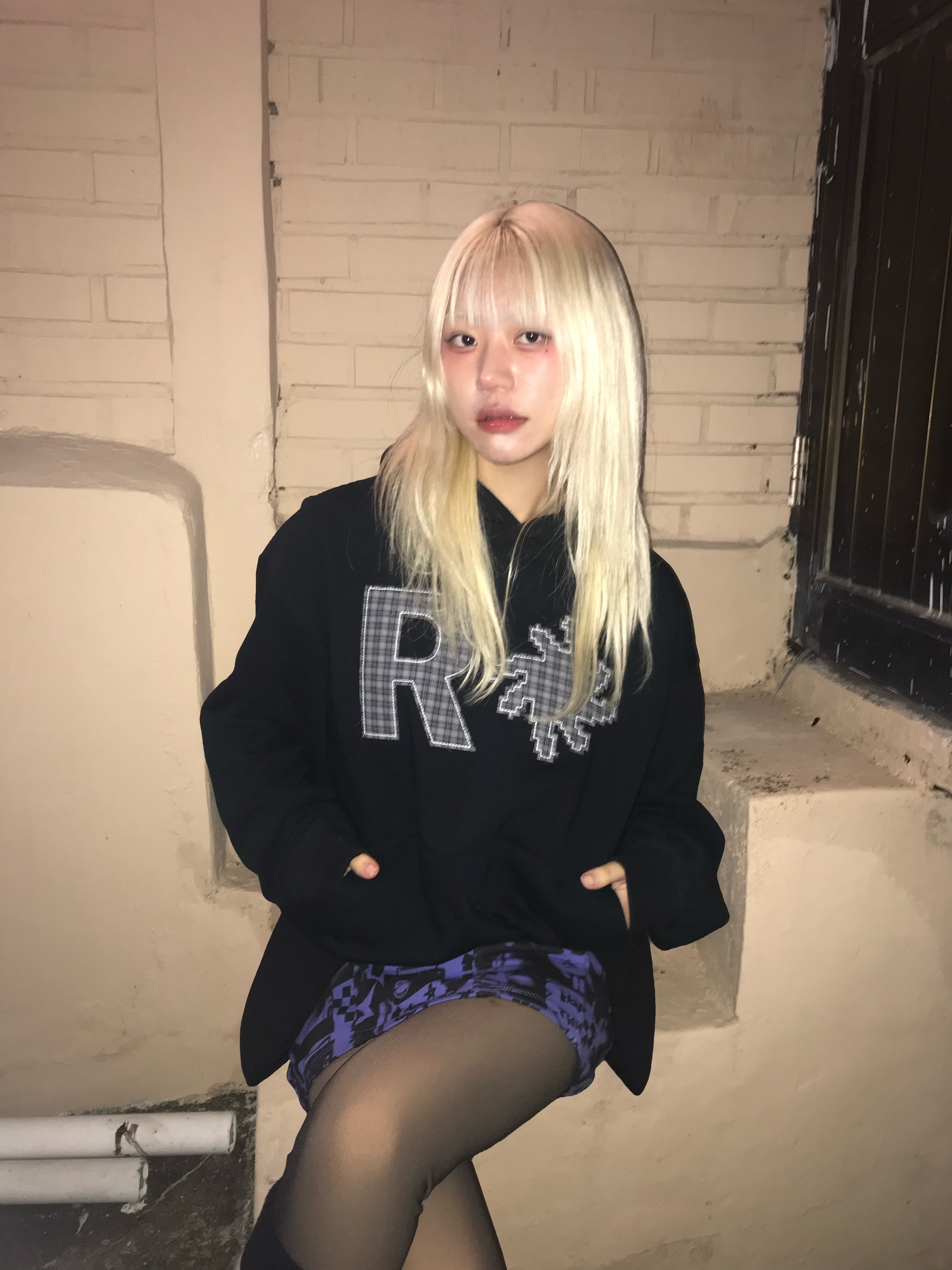 SLOW RECORD HOUSE Check Patch Hoodie Black 착용 스타일 - 1