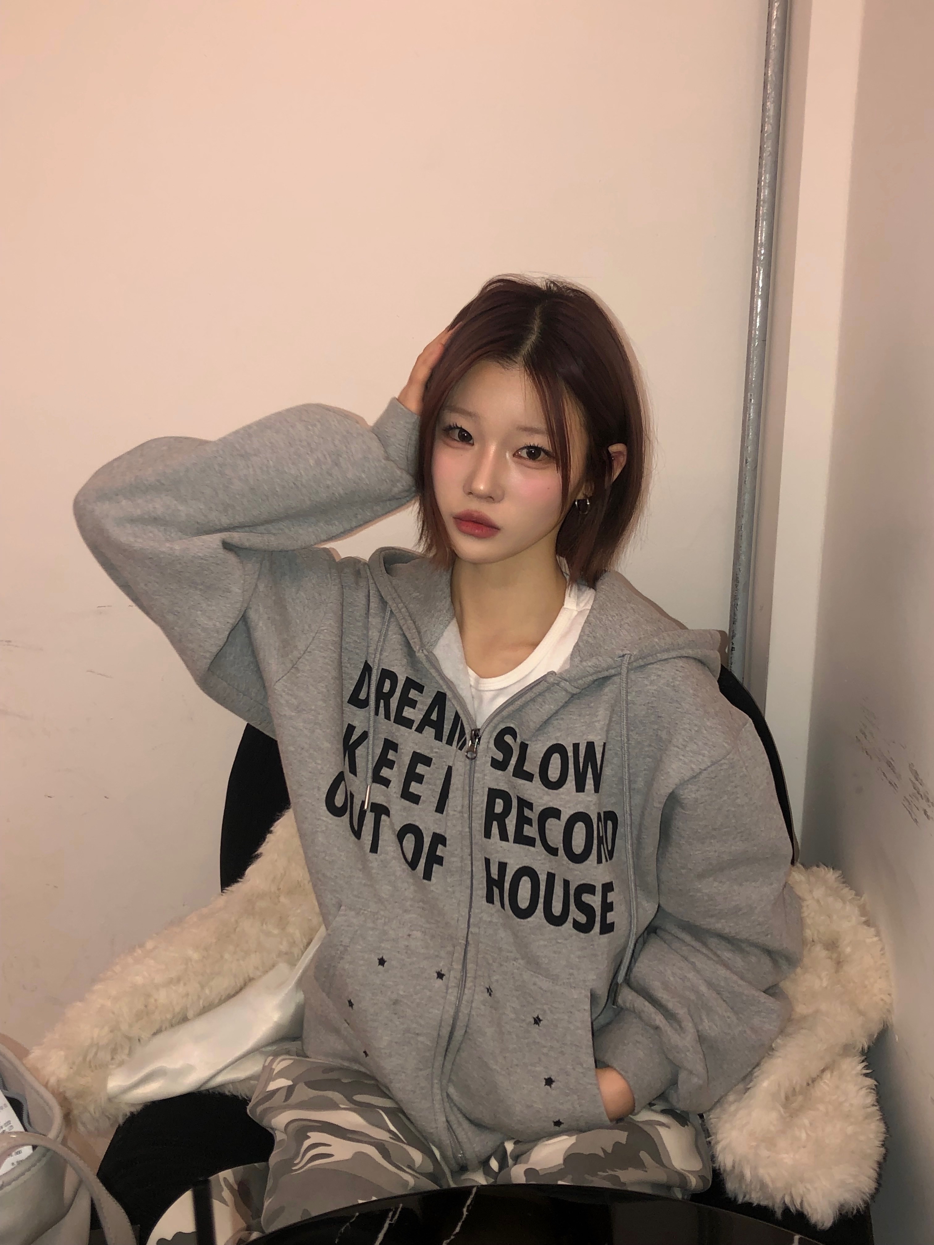 SLOW RECORD HOUSE Typo Star Hood Zip-Up Grey 착용 스타일 - 1