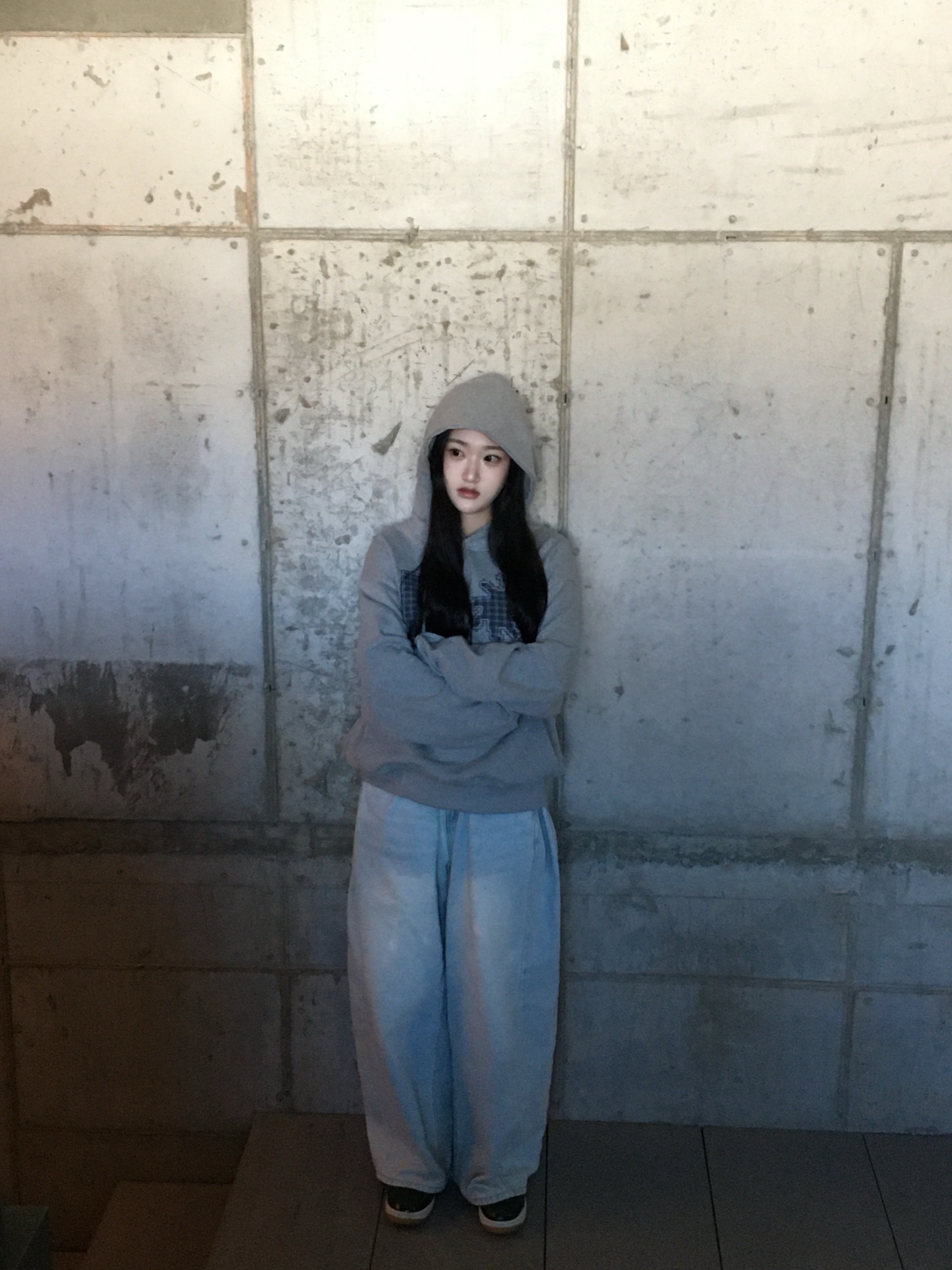 SLOW RECORD HOUSE Check Patch Hoodie Grey 착용 스타일 - 8