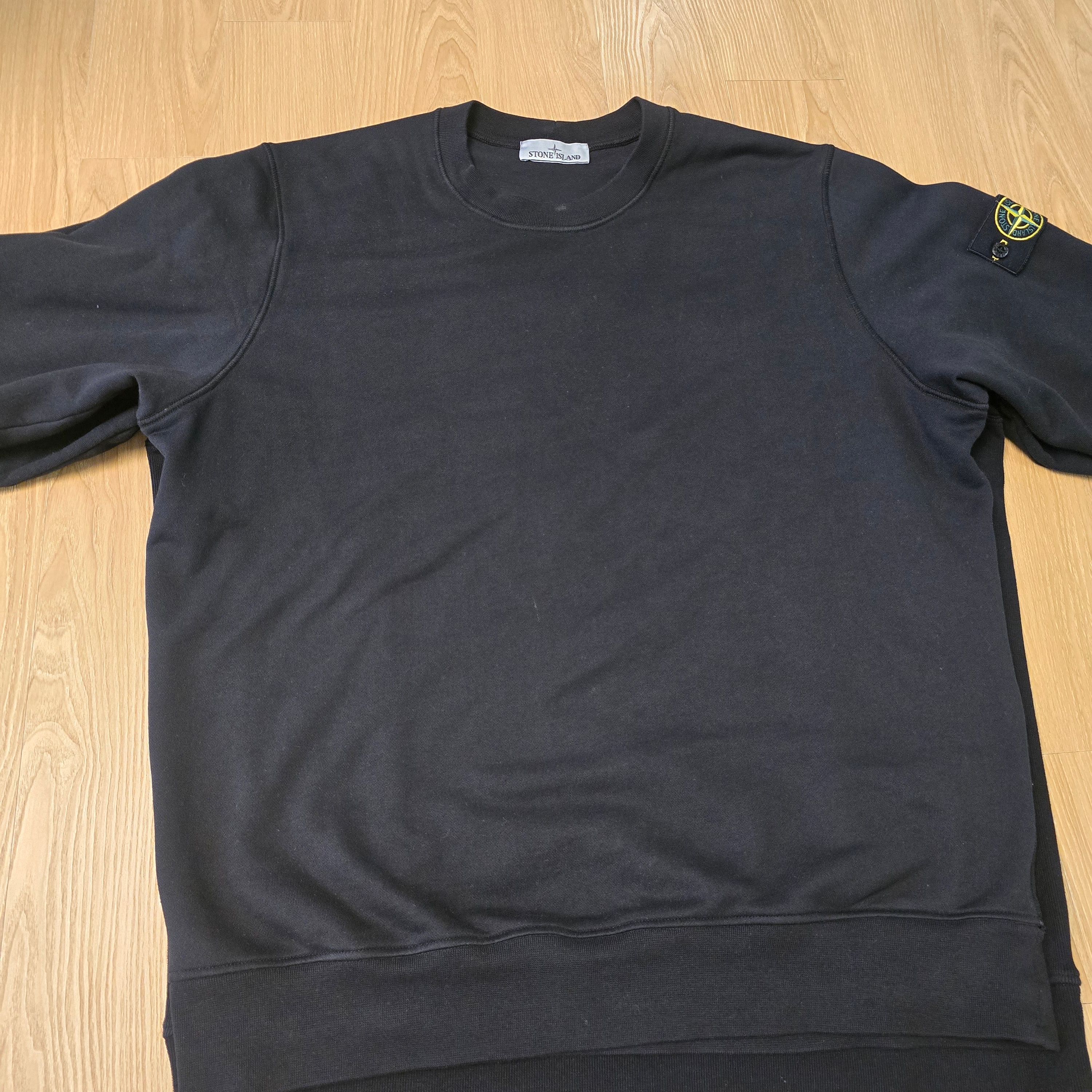 Stone Island 6100028 Brushed Organic Cotton Fleece Regular Fit Crewneck Sweatshirt with Ribbed Inserts Black - 25FW, Stone Island 6100060 Organic Cotton Fleece Regular Fit Crewneck Sweatshirt with Elasticated Cuffs - 25FW 착용 스타일 - 1