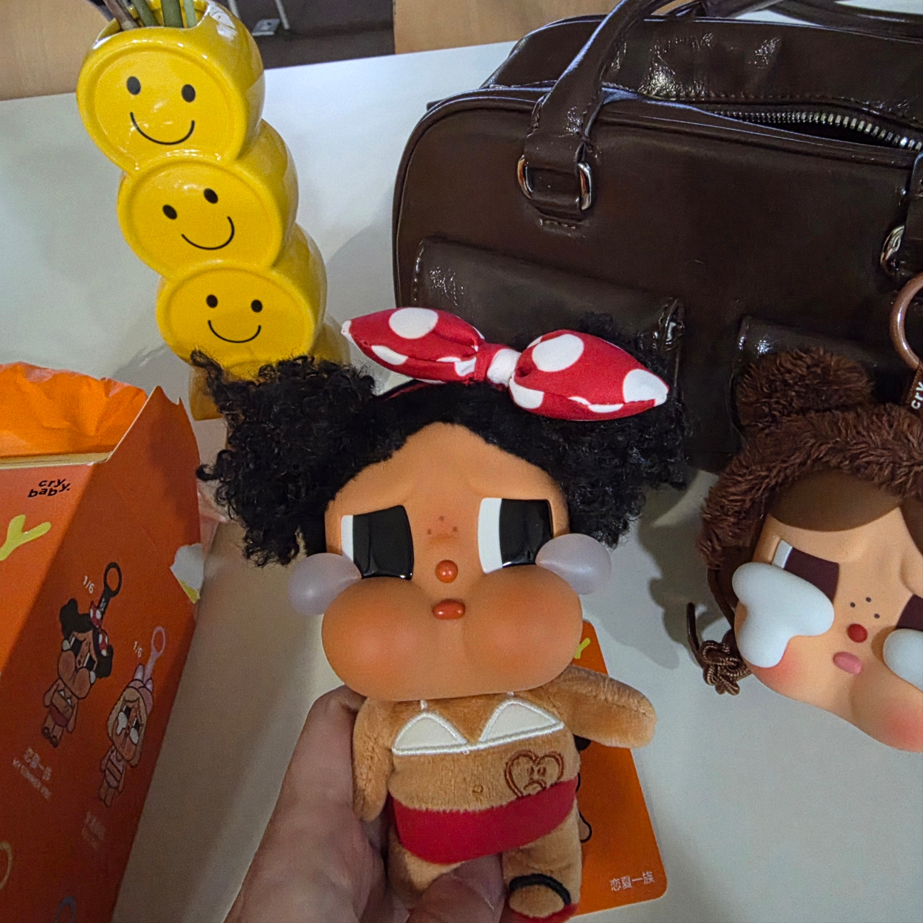 Pop Mart Crybaby Vacation Mode On Series Vinyl Plush Pendant My Summer Vibe (Opened Case) 착용 스타일