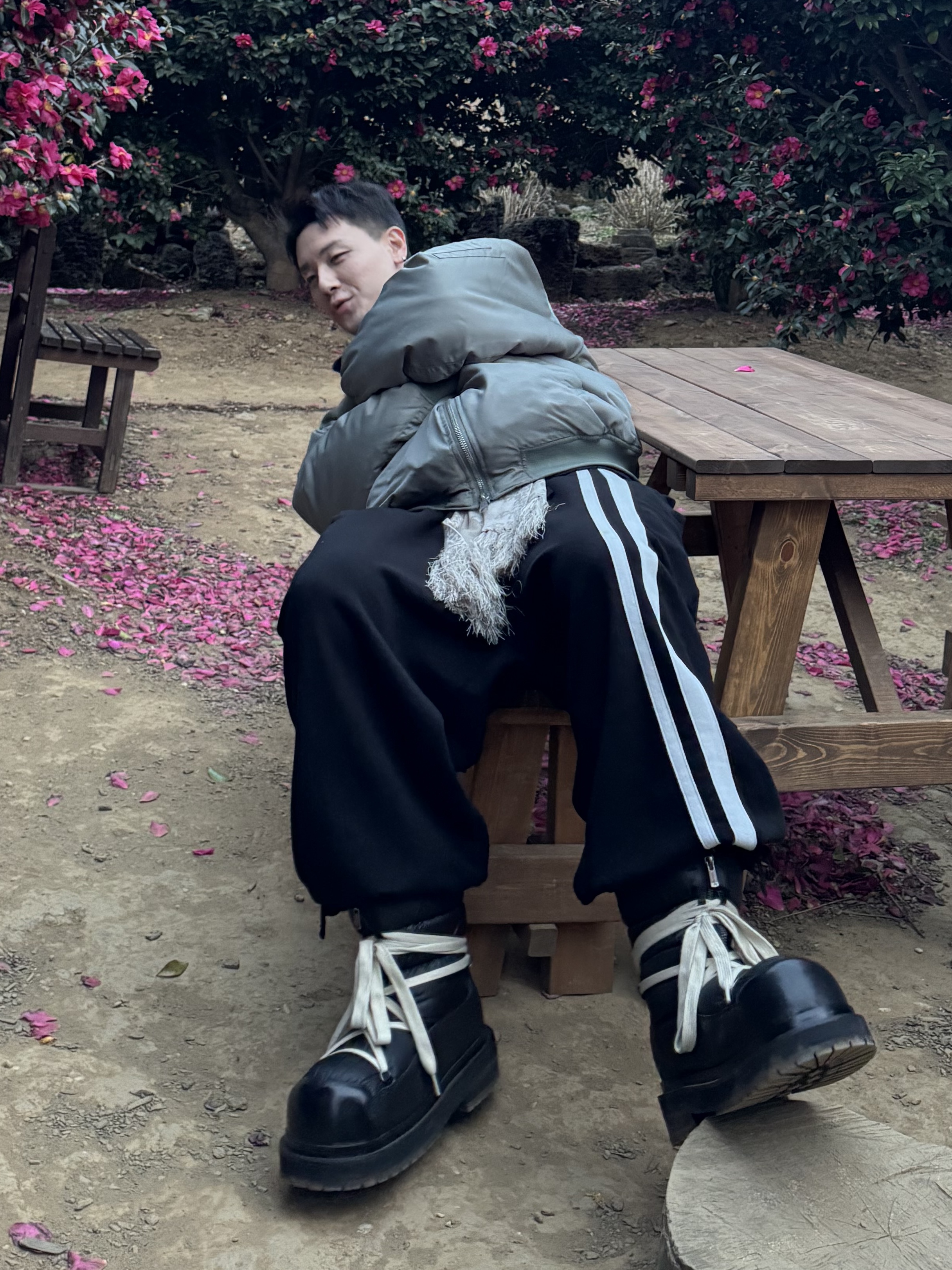 ROARINGRAD Double Waist Sweat Pants Black 착용 스타일 - 1