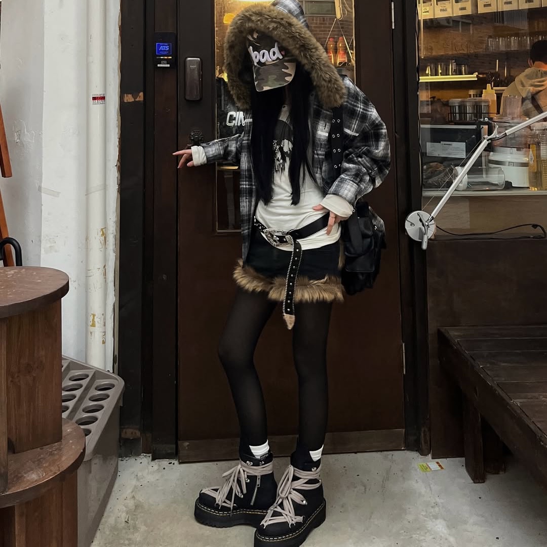 SPORT CHAMBER SC Fur Hood Shirt Black, Dr. Martens x Rick Owens Quad Sole Steel Toe Boots Black 착용 스타일 - 9