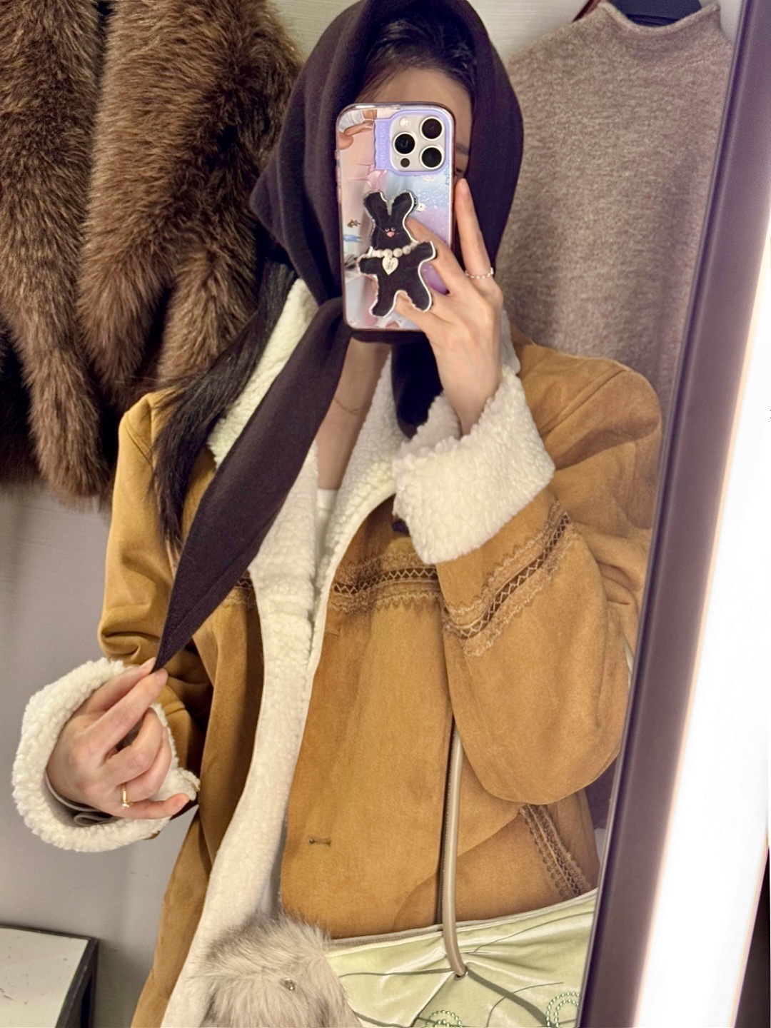 (W) UGG Classic Ultra Mini Platform Boots Chestnut, Monchhichi Colors Key Chain Black 착용 스타일 - 2