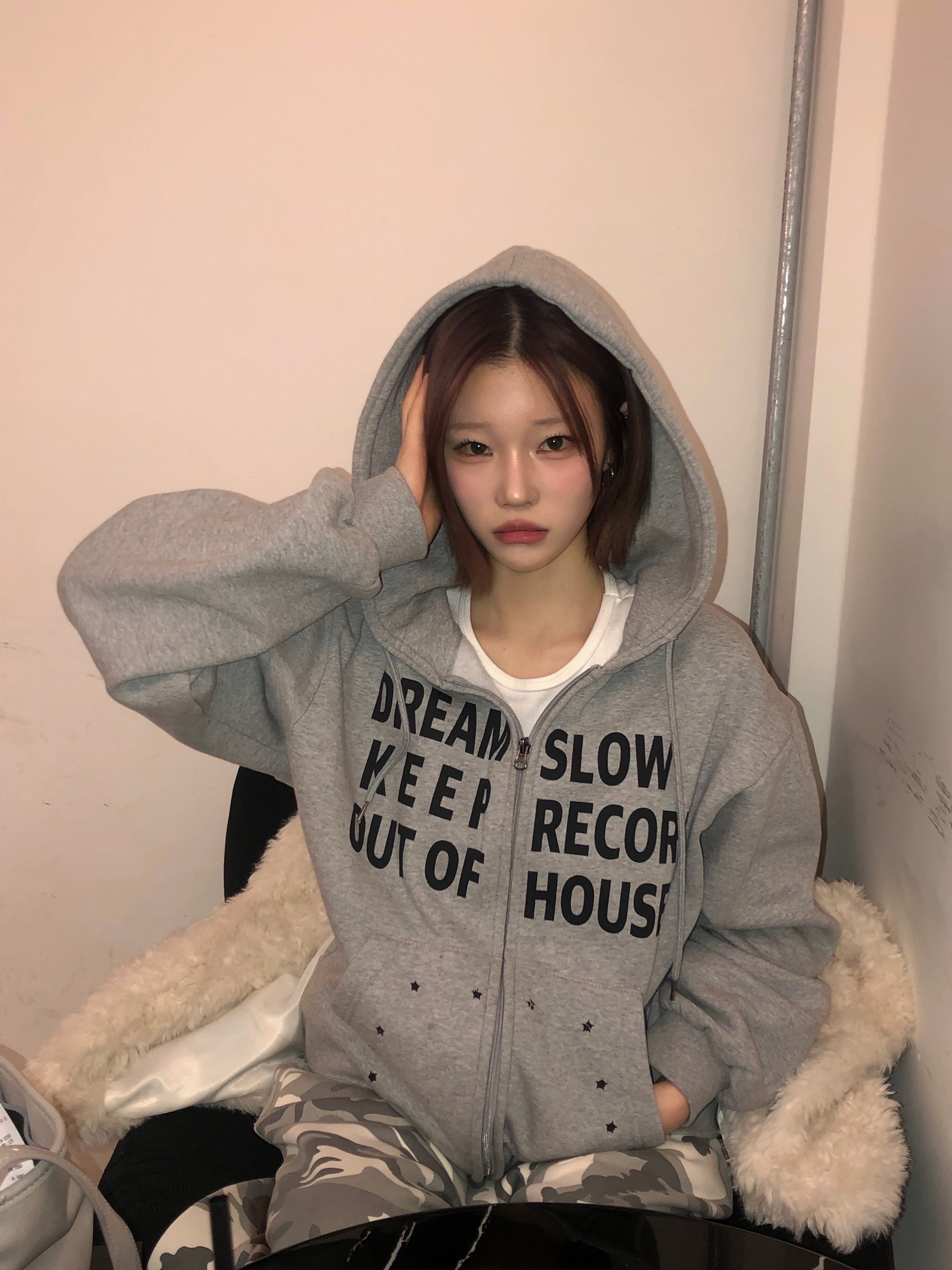SLOW RECORD HOUSE Typo Star Hood Zip-Up Grey 착용 스타일 - 10