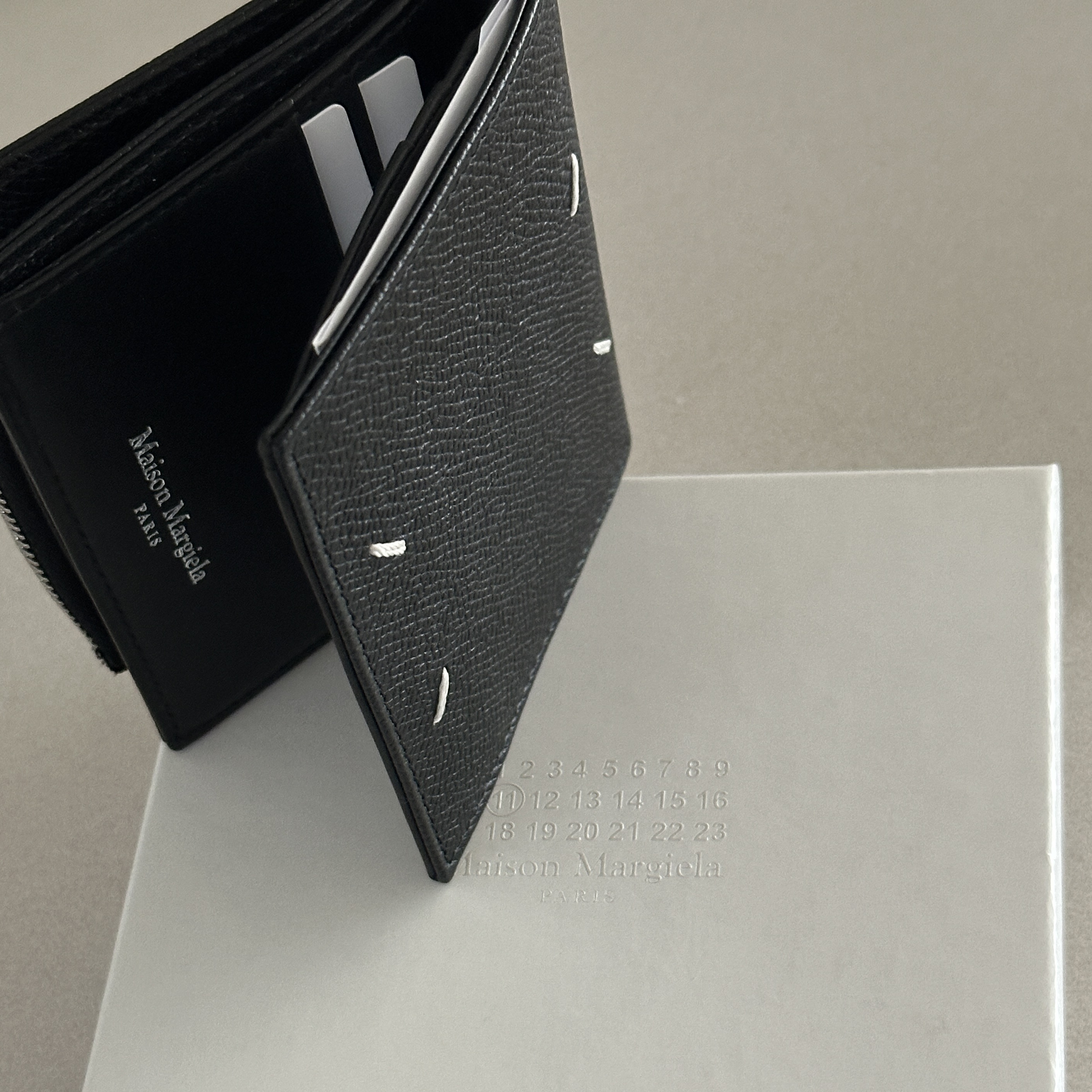 Maison Margiela Grainy Leather Zipped Wallet Black 착용 스타일