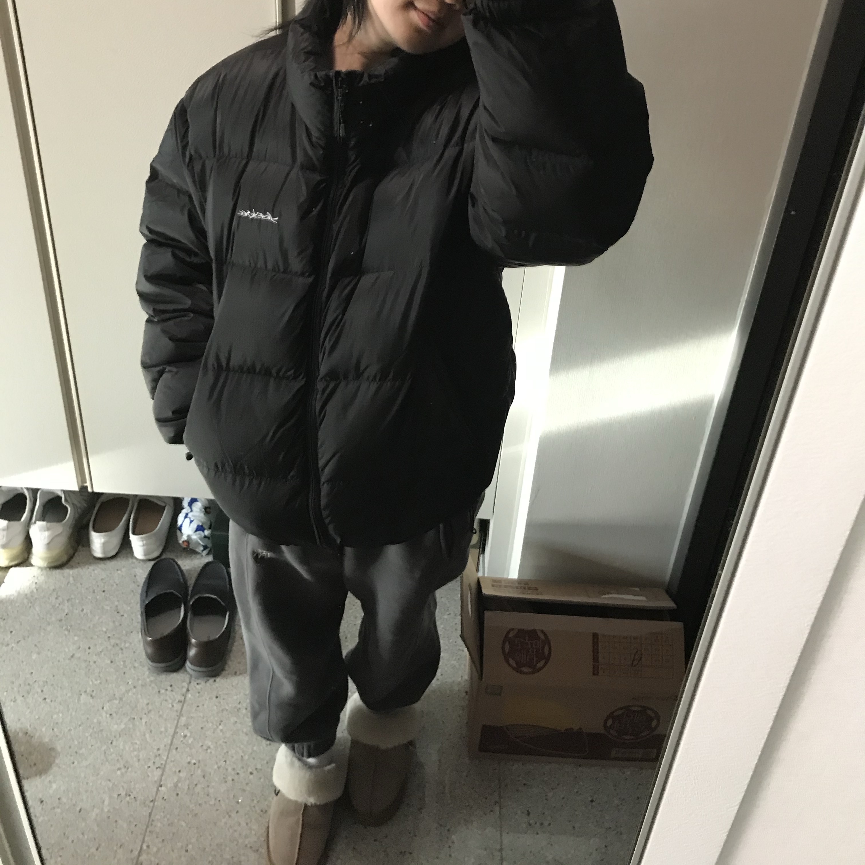 YESEYESEE 5B Fond Down Jacket Black 착용 스타일