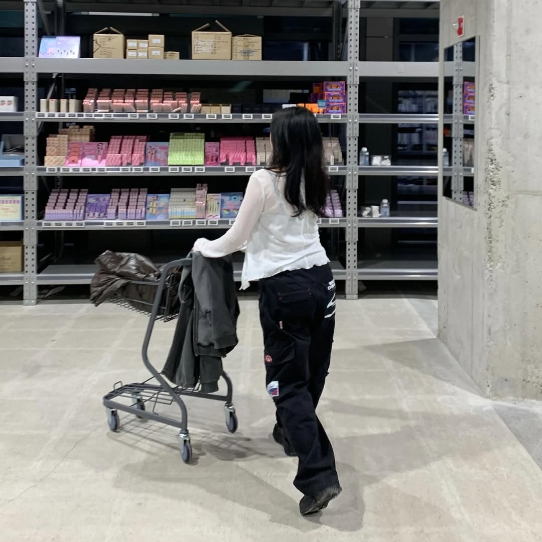SPORT CHAMBER x Coca-Cola Cargo Pants Black 착용 스타일 - 2