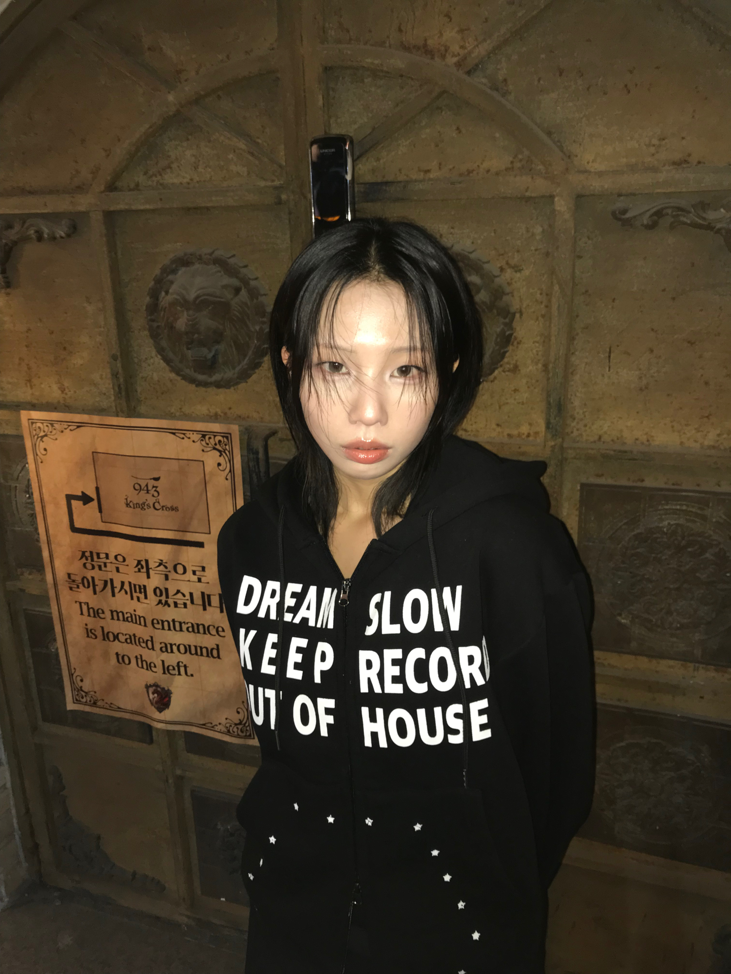 SLOW RECORD HOUSE Typo Star Hood Zip-up Black 착용 스타일 - 6