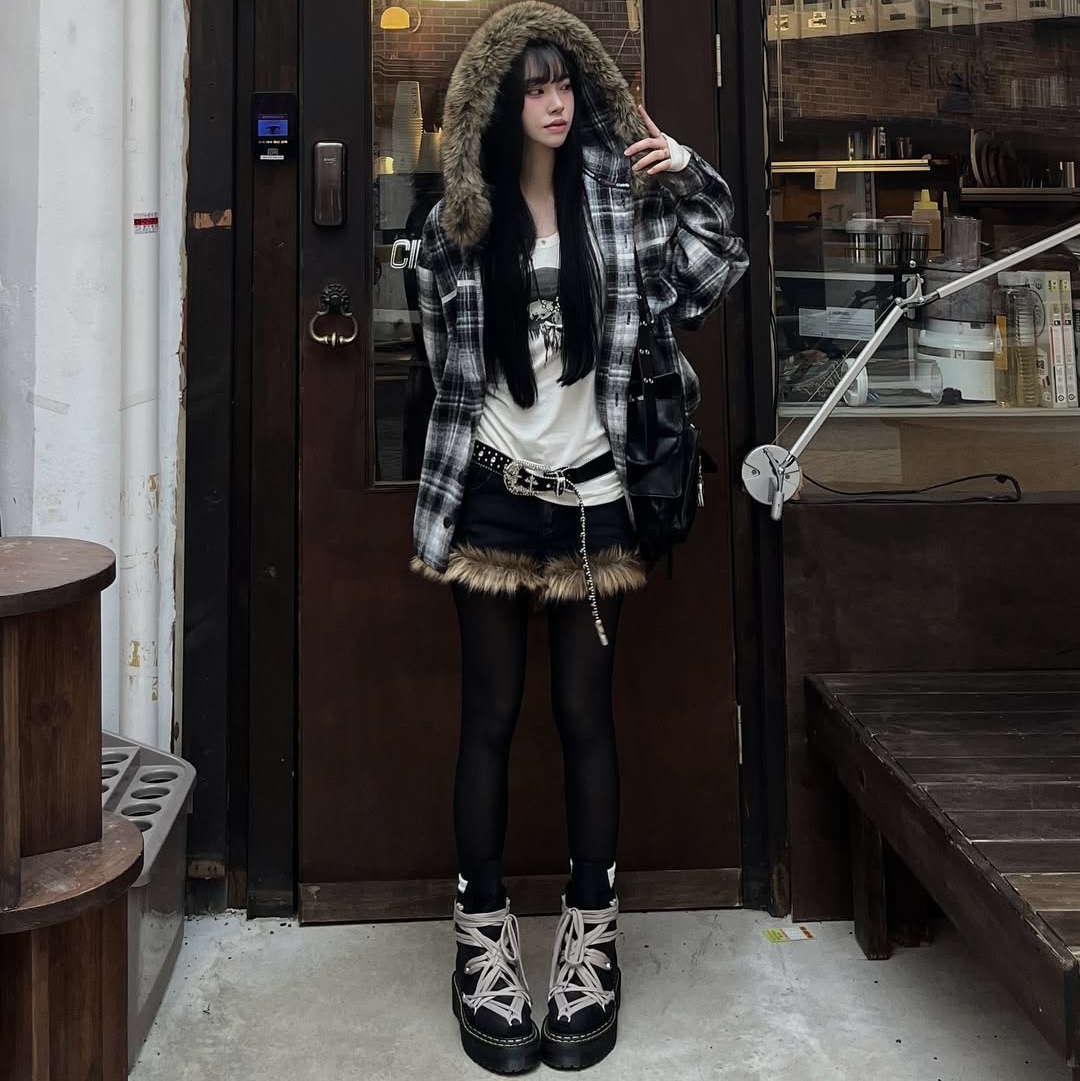 SPORT CHAMBER SC Fur Hood Shirt Black, Dr. Martens x Rick Owens Quad Sole Steel Toe Boots Black 착용 스타일 - 3