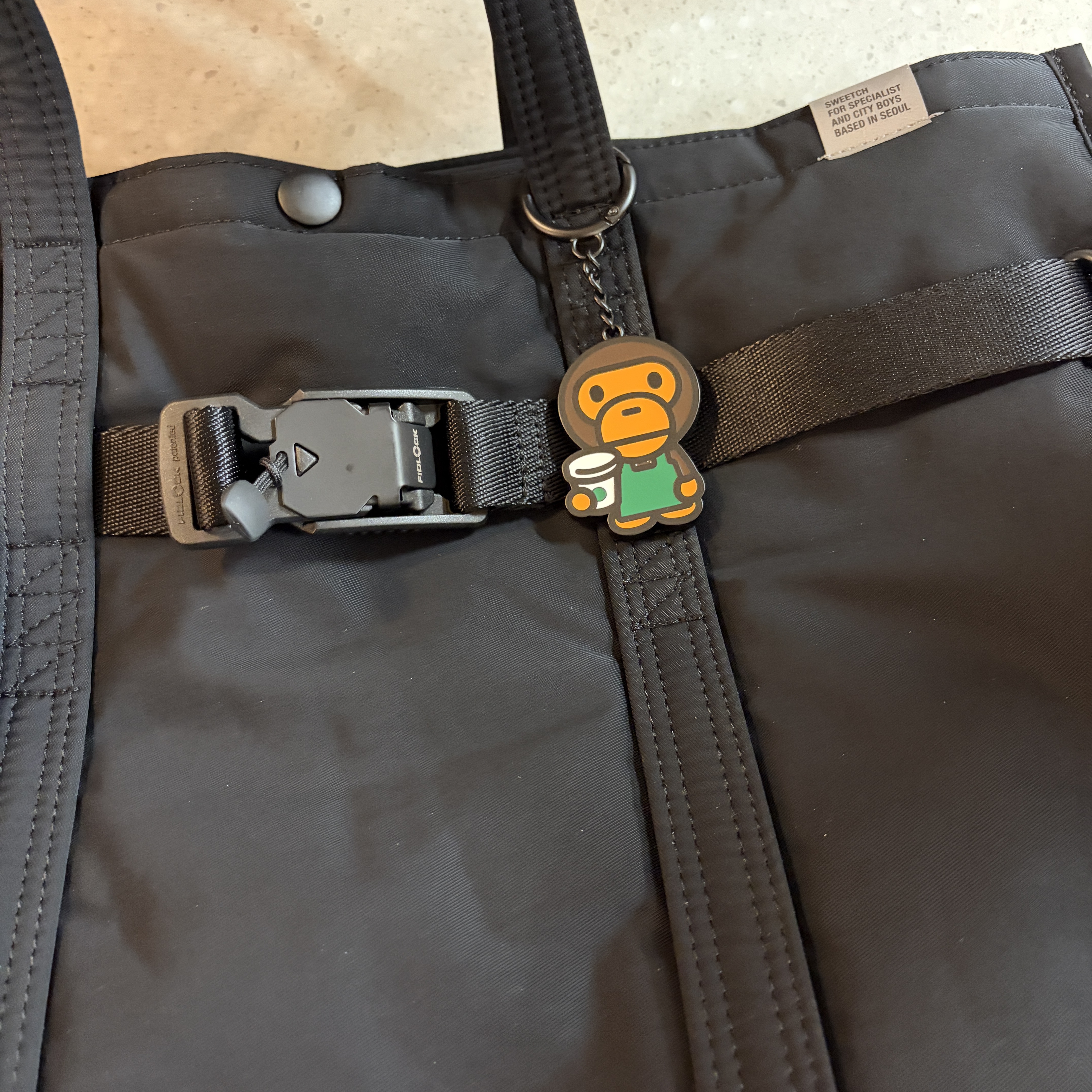 Starbucks x BAPE Baby Milo Keychain 착용 스타일
