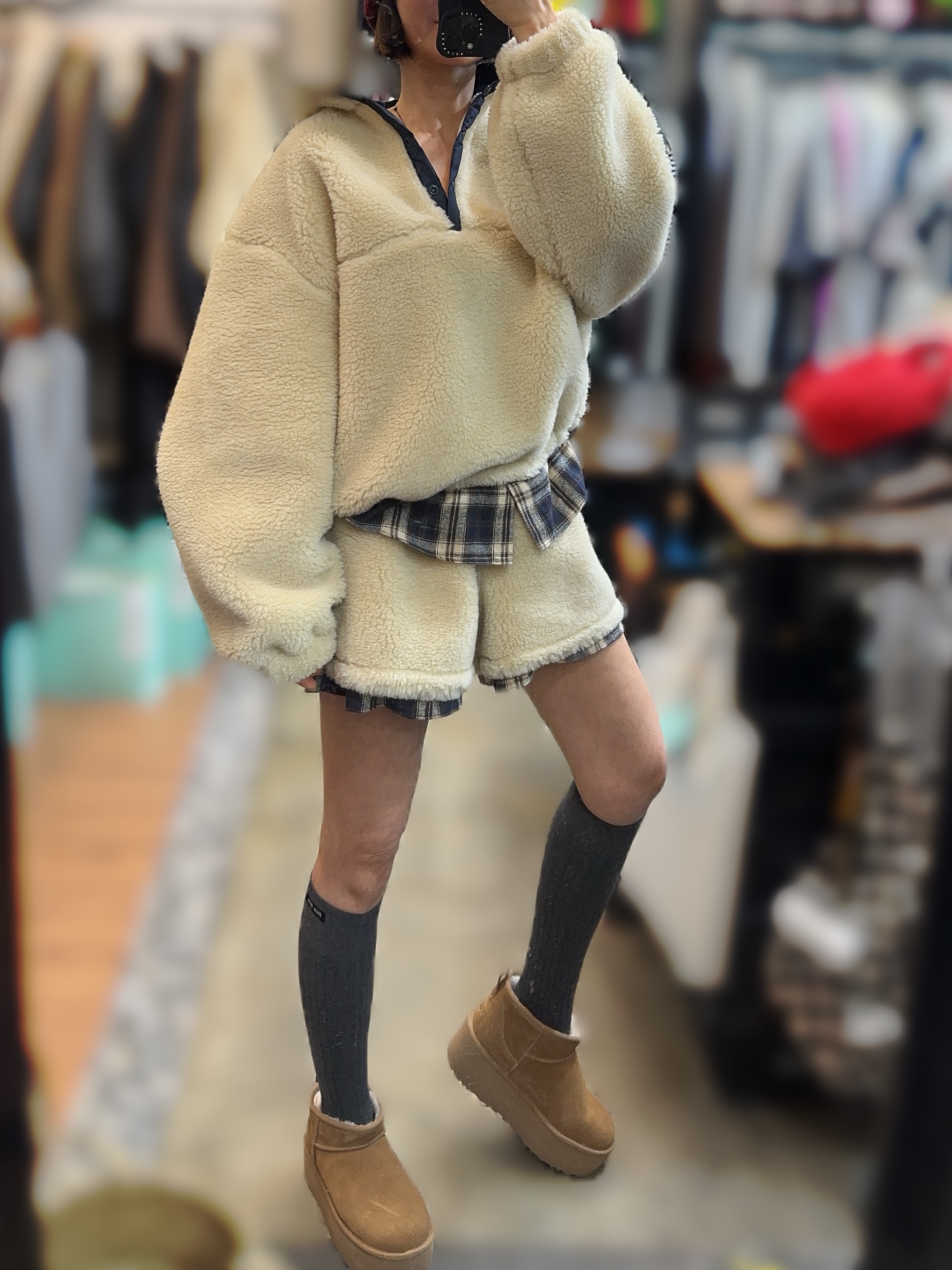 (W) UGG Classic Ultra Mini Platform Boots Chestnut 착용 스타일 - 2