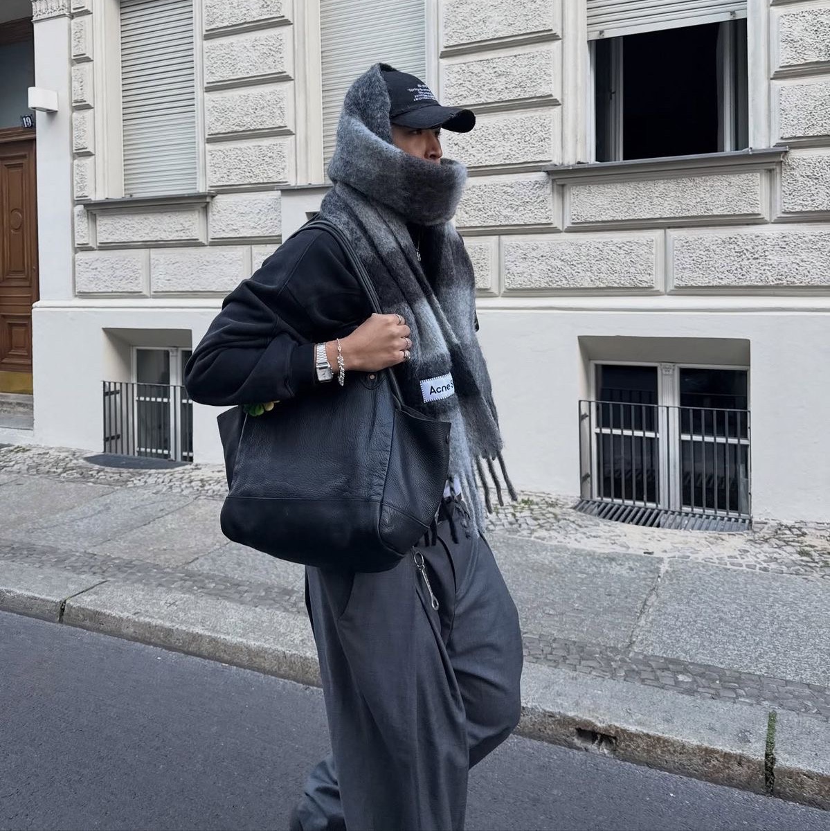 Acne Studios Mohair Checked Muffler Dark Black Grey Dark Grey 착용 스타일