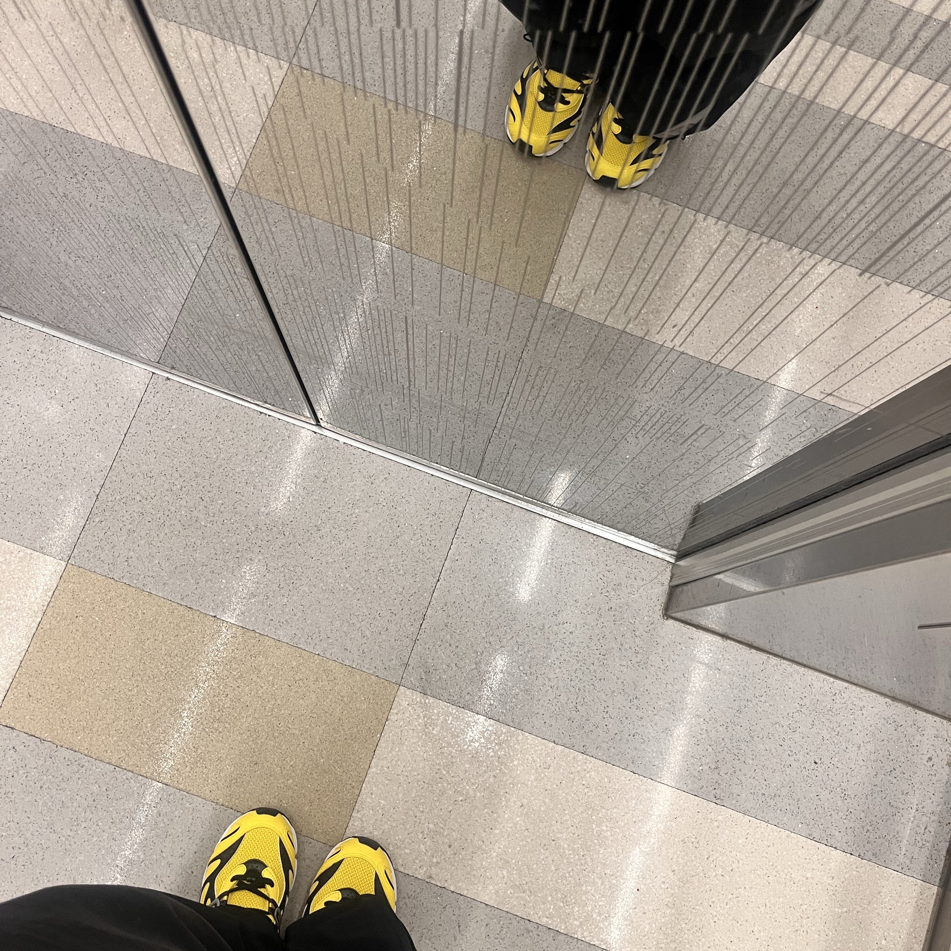 Adidas Temper Run 2.0 Yellow Core Black 착용 스타일