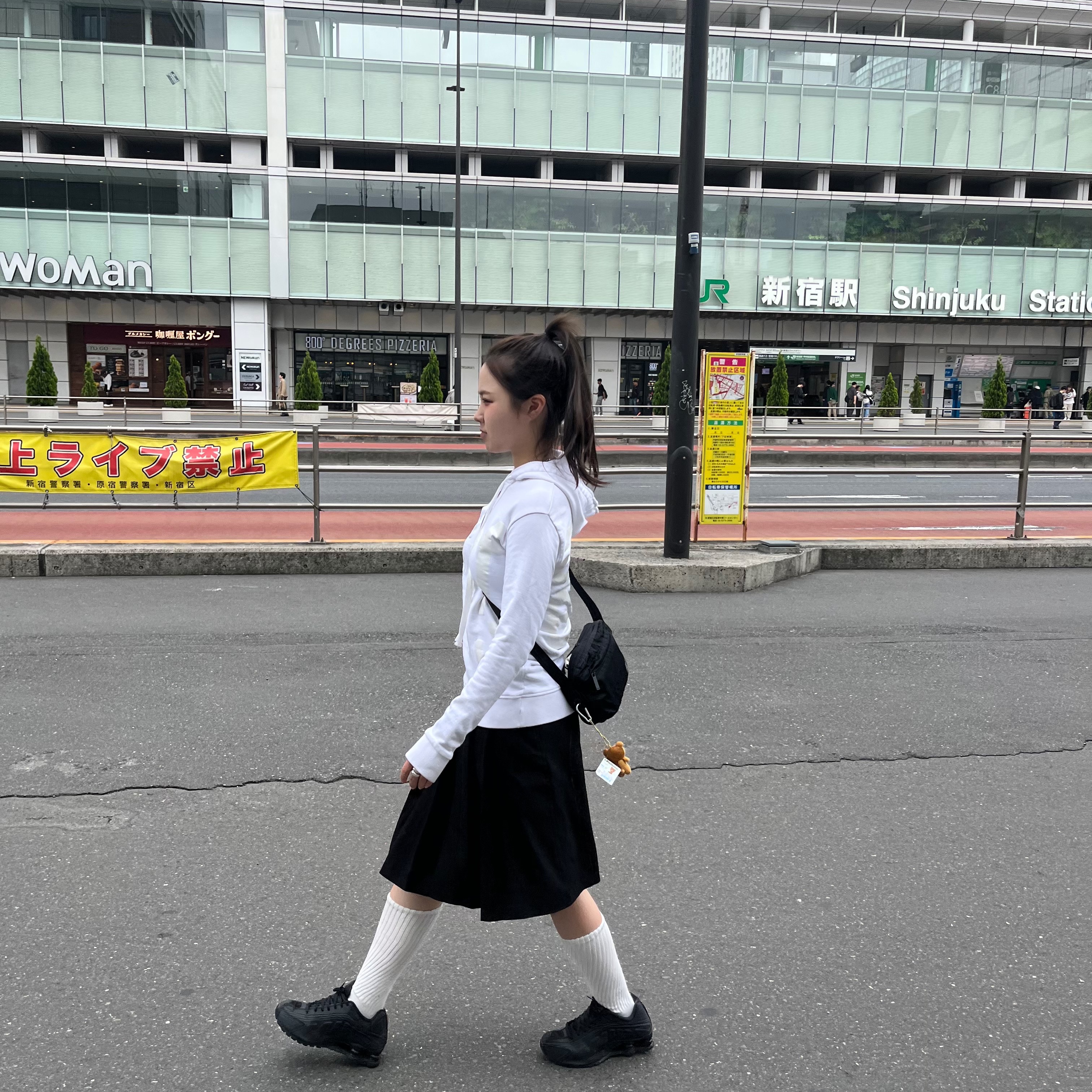 (W) Nike Shox R4 Black, [KREAM 단독] Safarispot Women 1/2 Basic Safari Hoodie White 착용 스타일 - 1