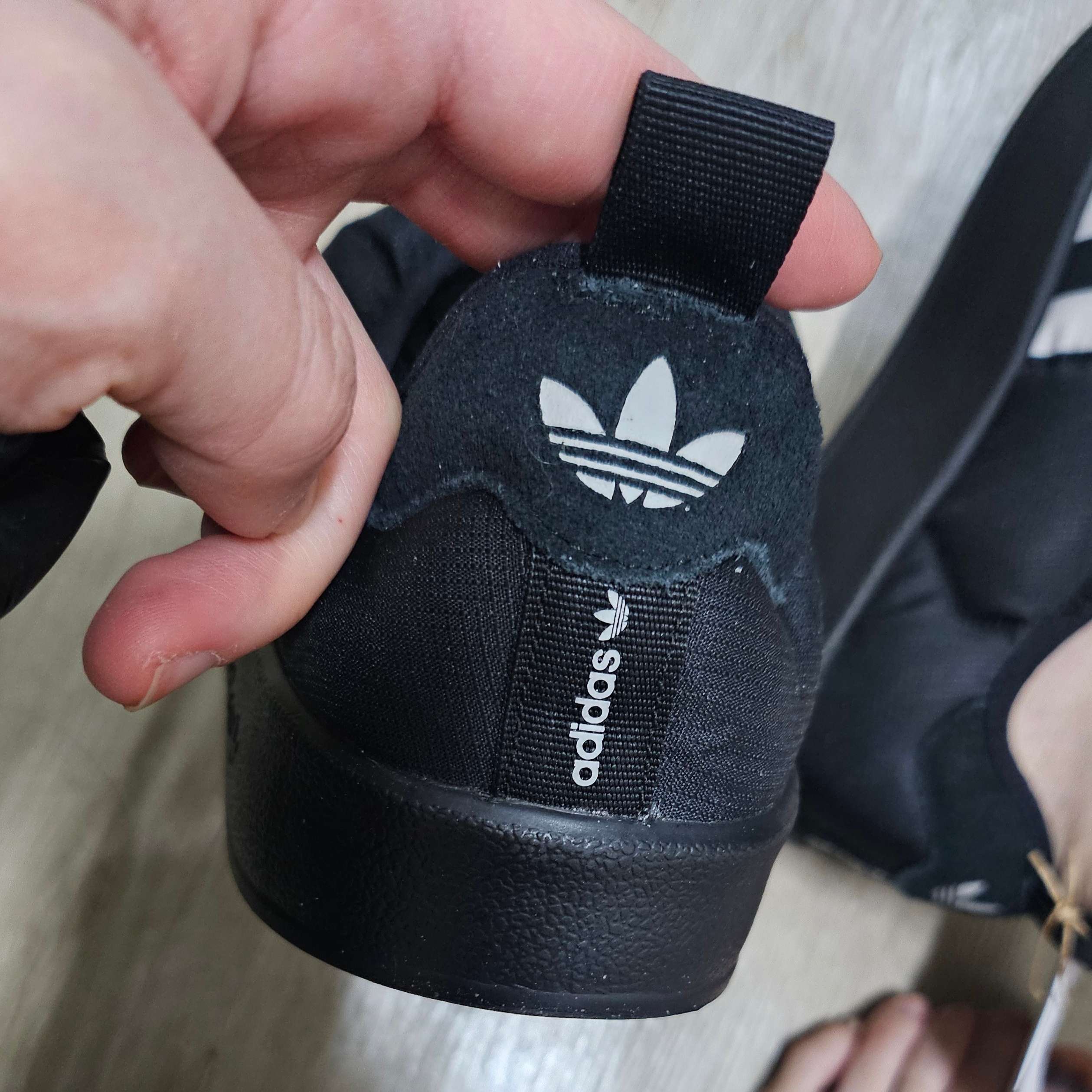 Adidas Puffylette Core Black 착용 스타일 - 6