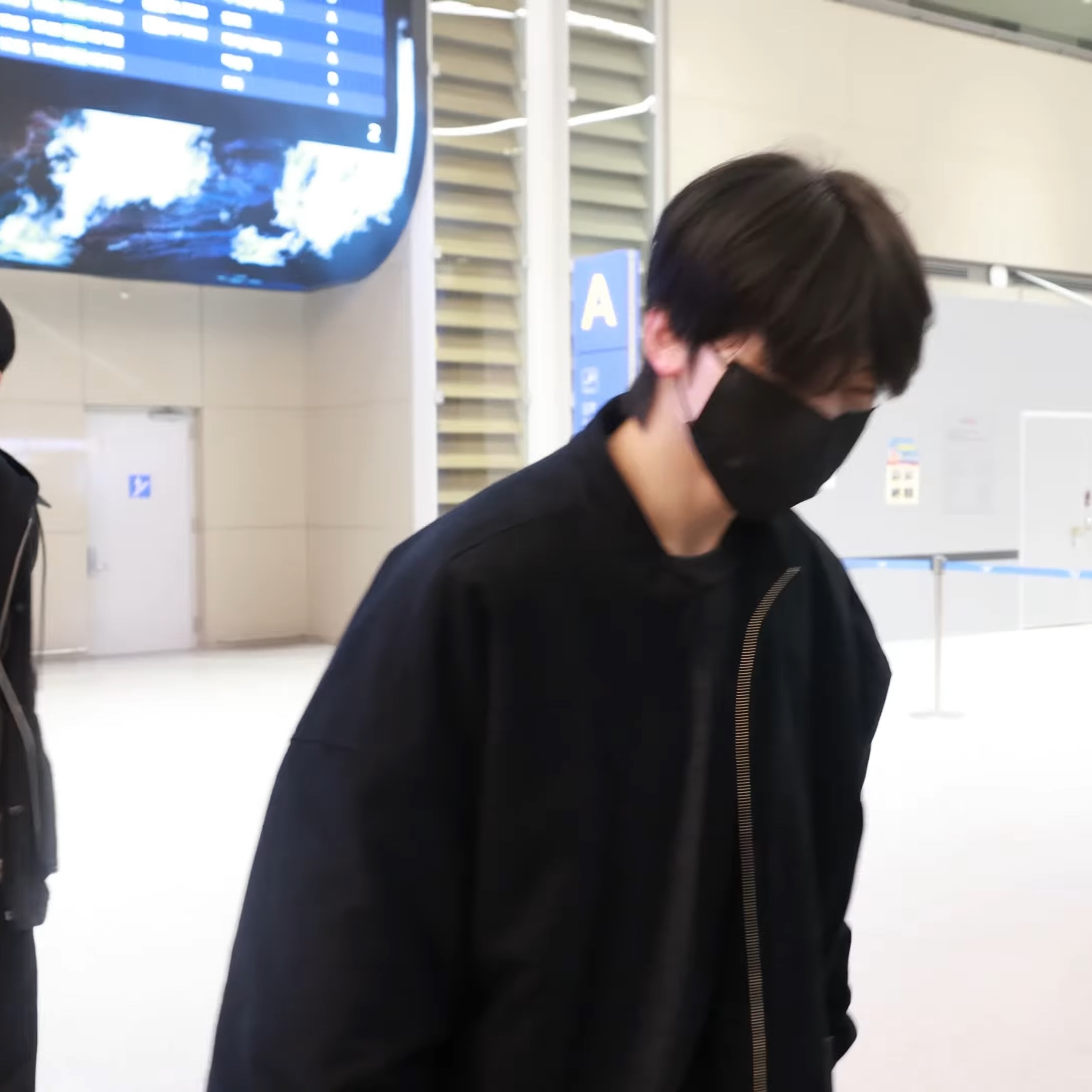 Nonnod Moleskin Bomber Black, Nonnod Moleskin Bomber Camel 착용 스타일 - 2