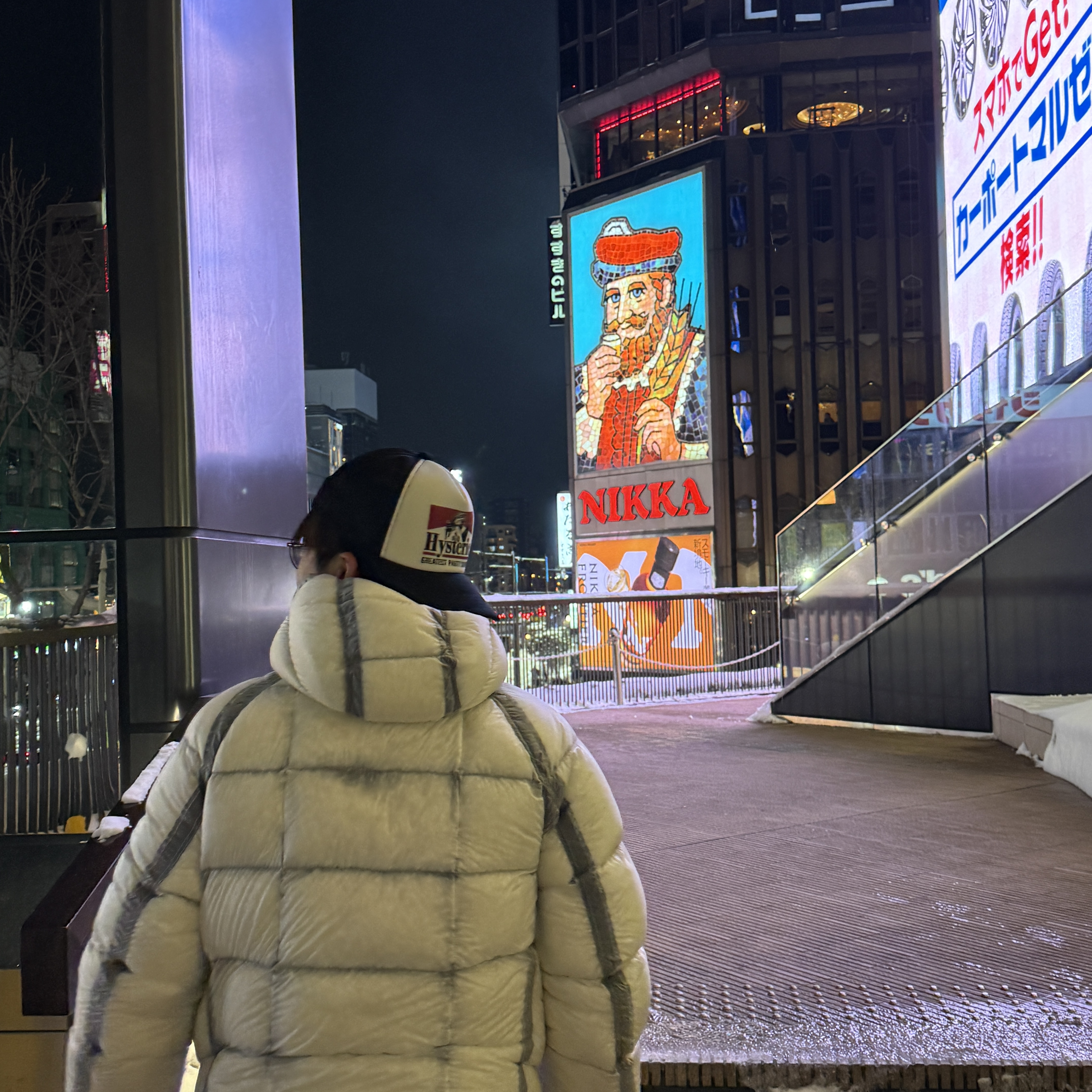 Hysteric Glamour Guitar Girl Mesh Cap Black, C.P. Company D.D. Shell Hooded Down Jacket Gauze White - 25FW 착용 스타일