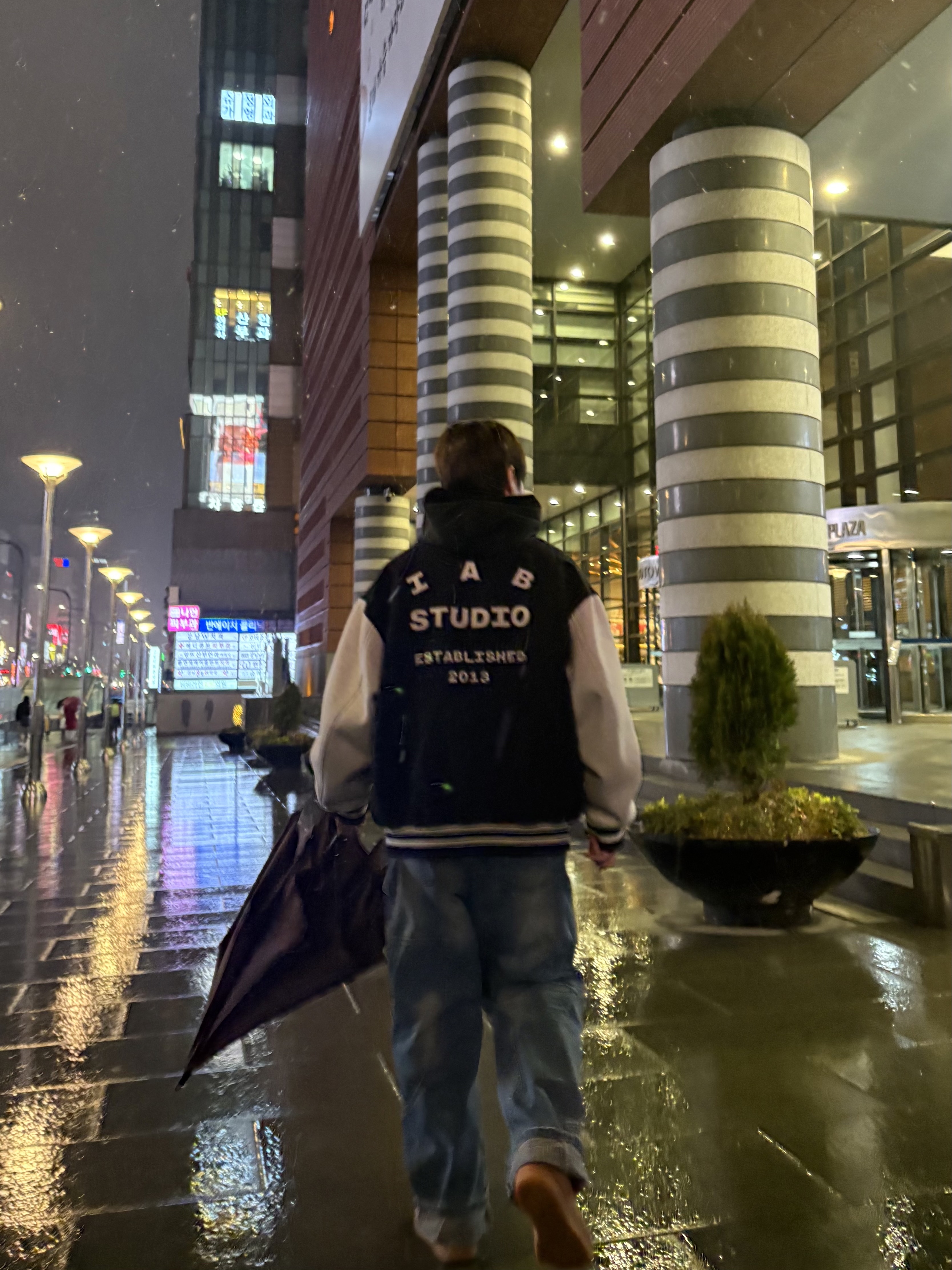 Nike FC Barcelona x Travis Scott Spray Logo Hoodie Black, Stussy 8 Ball Studded Belt Brown Suede 착용 스타일 - 1