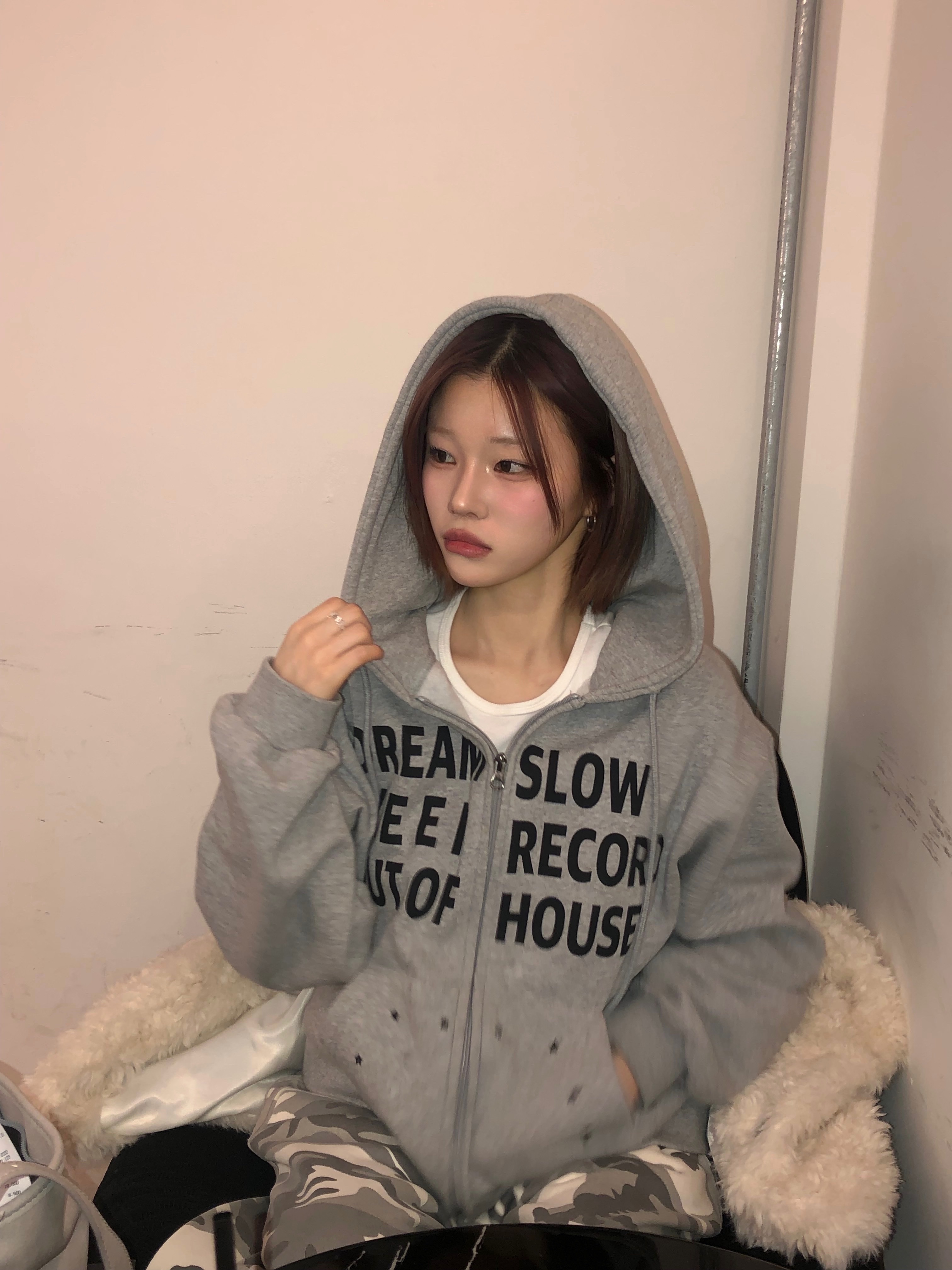 SLOW RECORD HOUSE Typo Star Hood Zip-Up Grey 착용 스타일 - 9