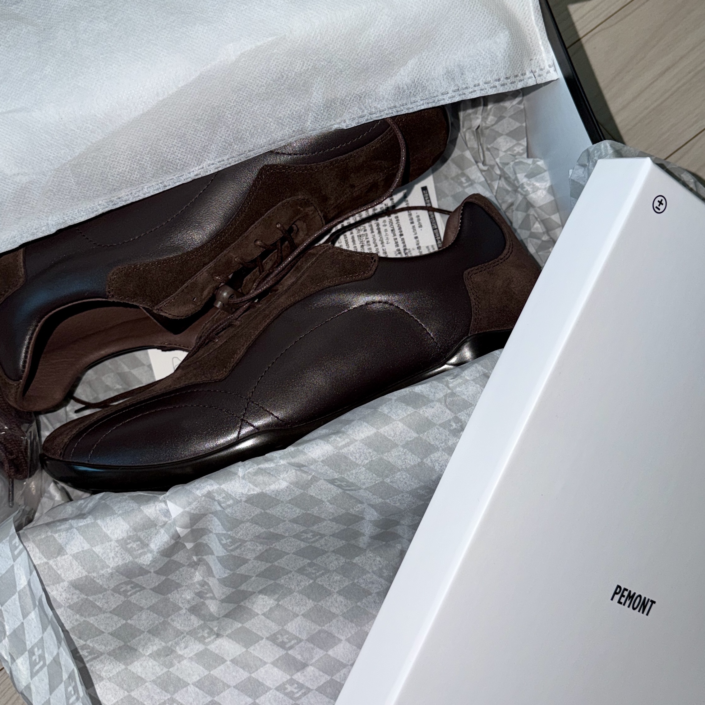 Pemont Square Brown 착용 스타일