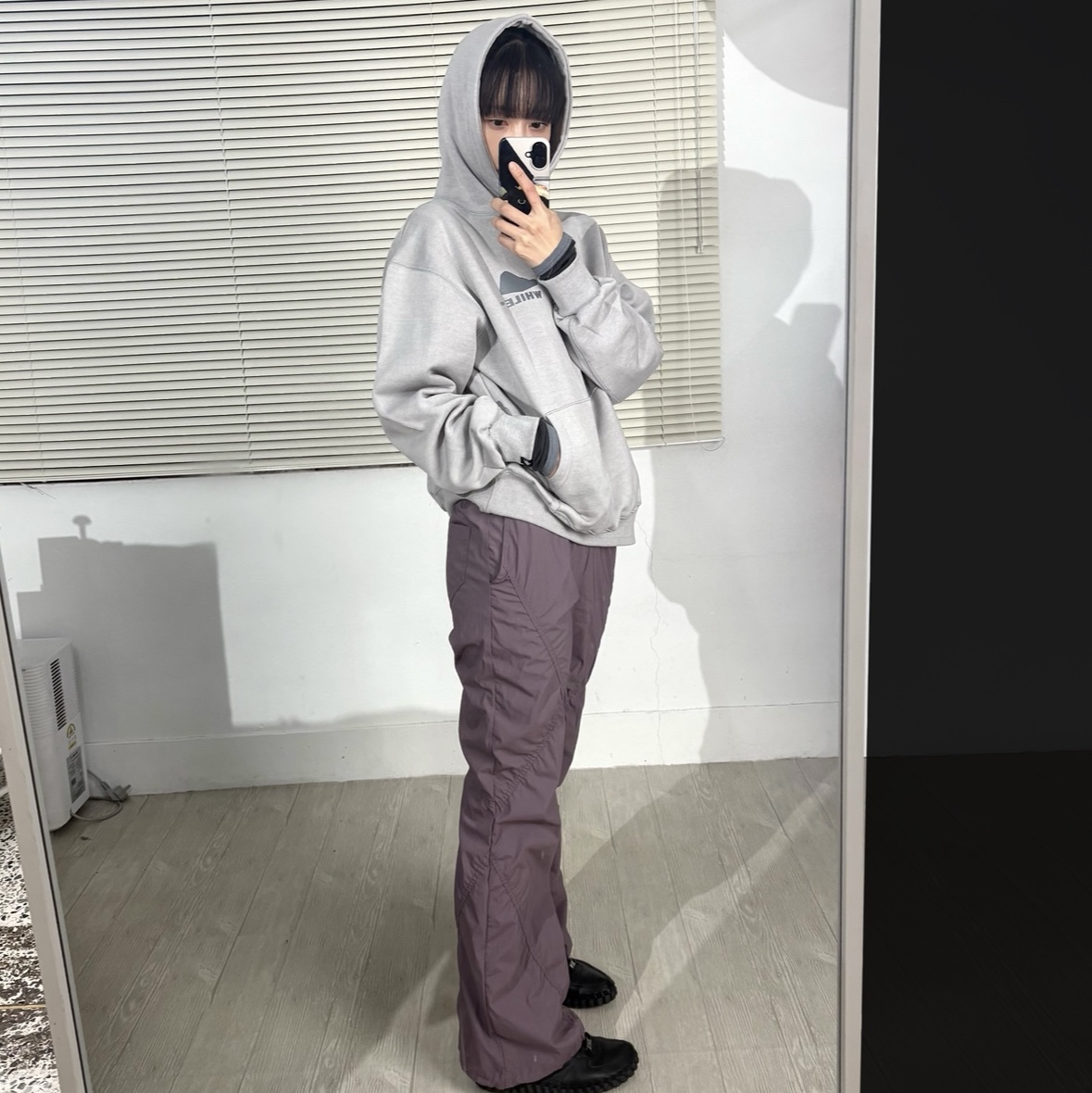 WHILE Soft Shell Climbing Pants Dusty Violet, WHILE Vintage Pigment Hoodie Stone Grey 착용 스타일