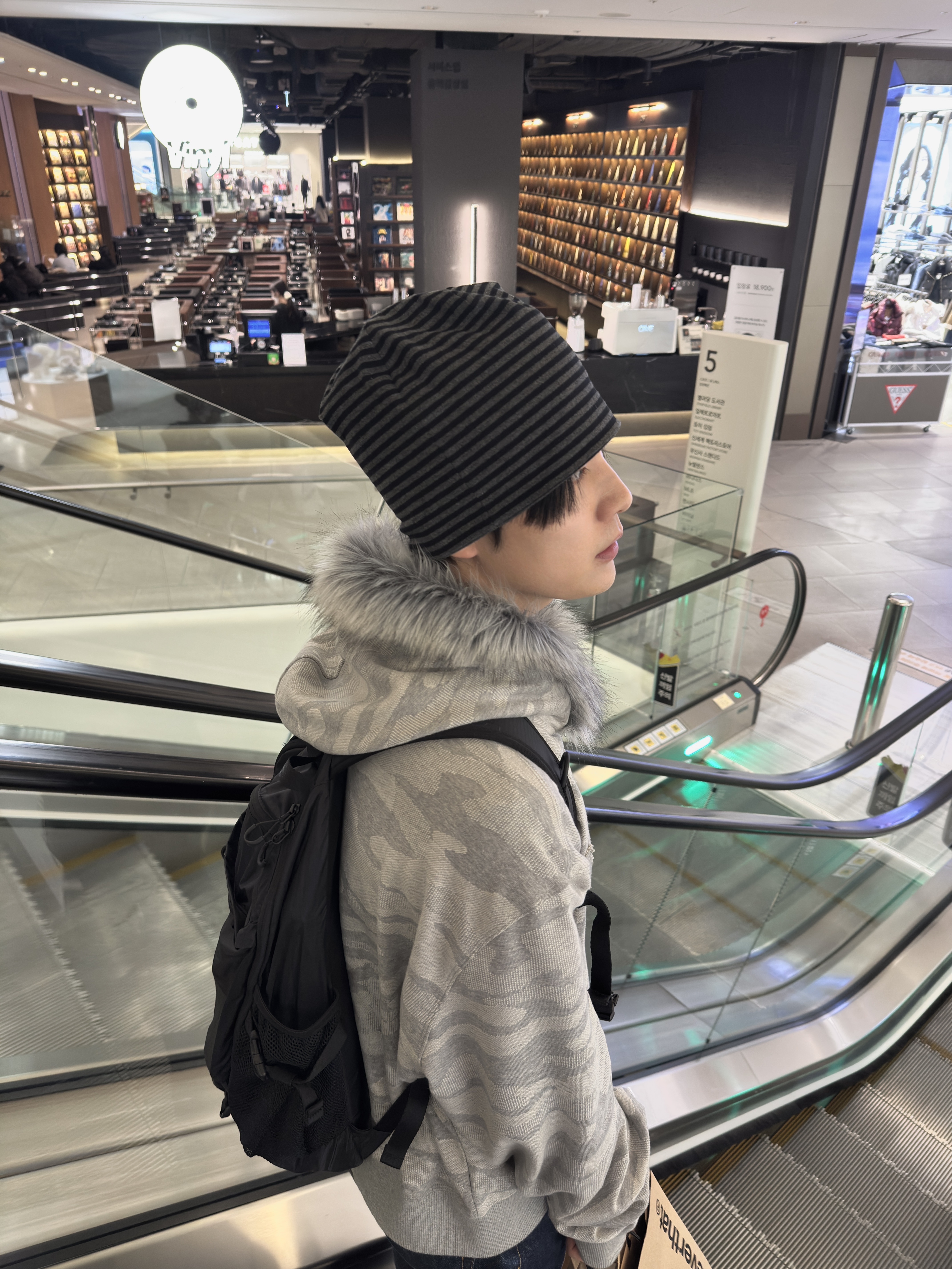 NOMANUAL NM Stripe Beanie Black, Nike Air Max Goadome QS Sail and Cacao Wow 착용 스타일 - 1
