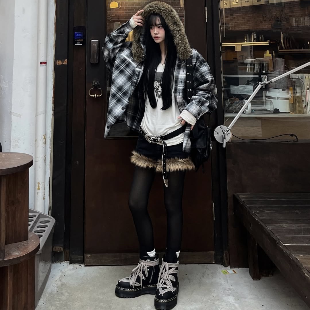 SPORT CHAMBER SC Fur Hood Shirt Black, Dr. Martens x Rick Owens Quad Sole Steel Toe Boots Black 착용 스타일 - 1