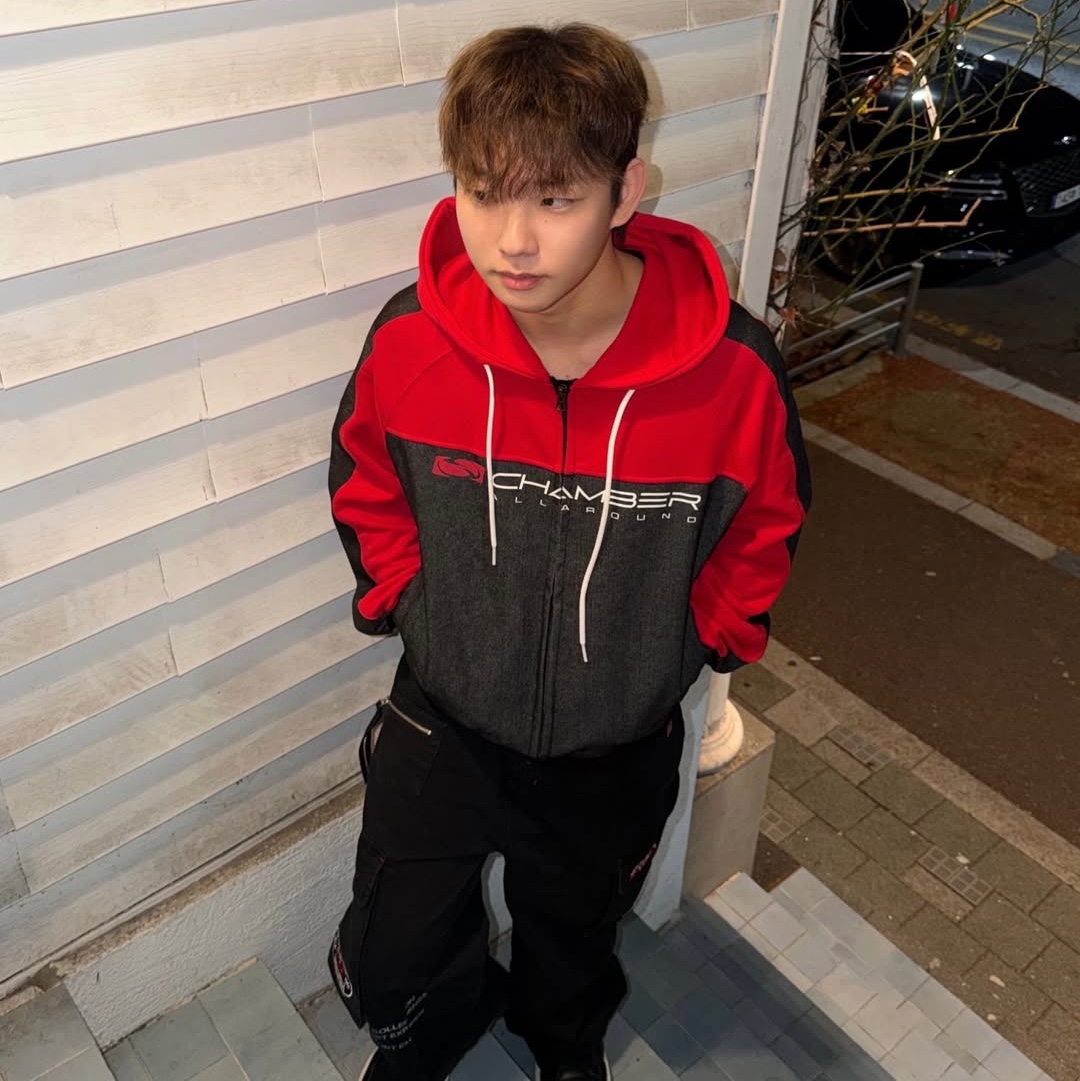 SPORT CHAMBER SC Core Denim Hood Zip Up Red, SPORT CHAMBER x Coca-Cola Cargo Pants Black 착용 스타일 - 3