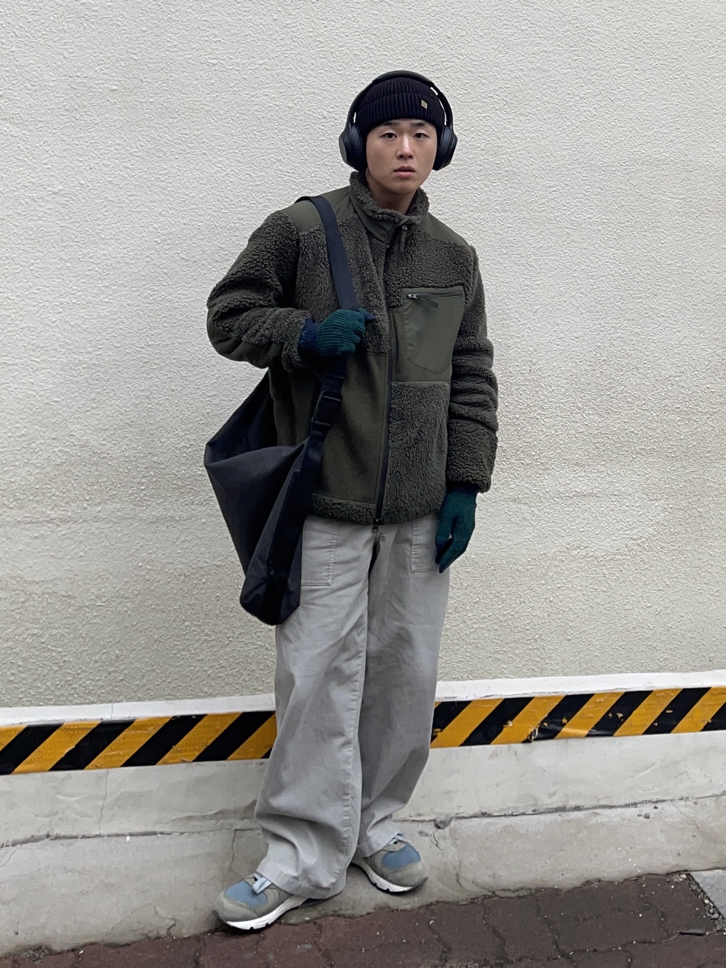 Uniqlo x Engineered Garments Combination Fleece Jacket Olive - JP, Uniqlo x Kaws Heattech Knit Gloves Green 착용 스타일