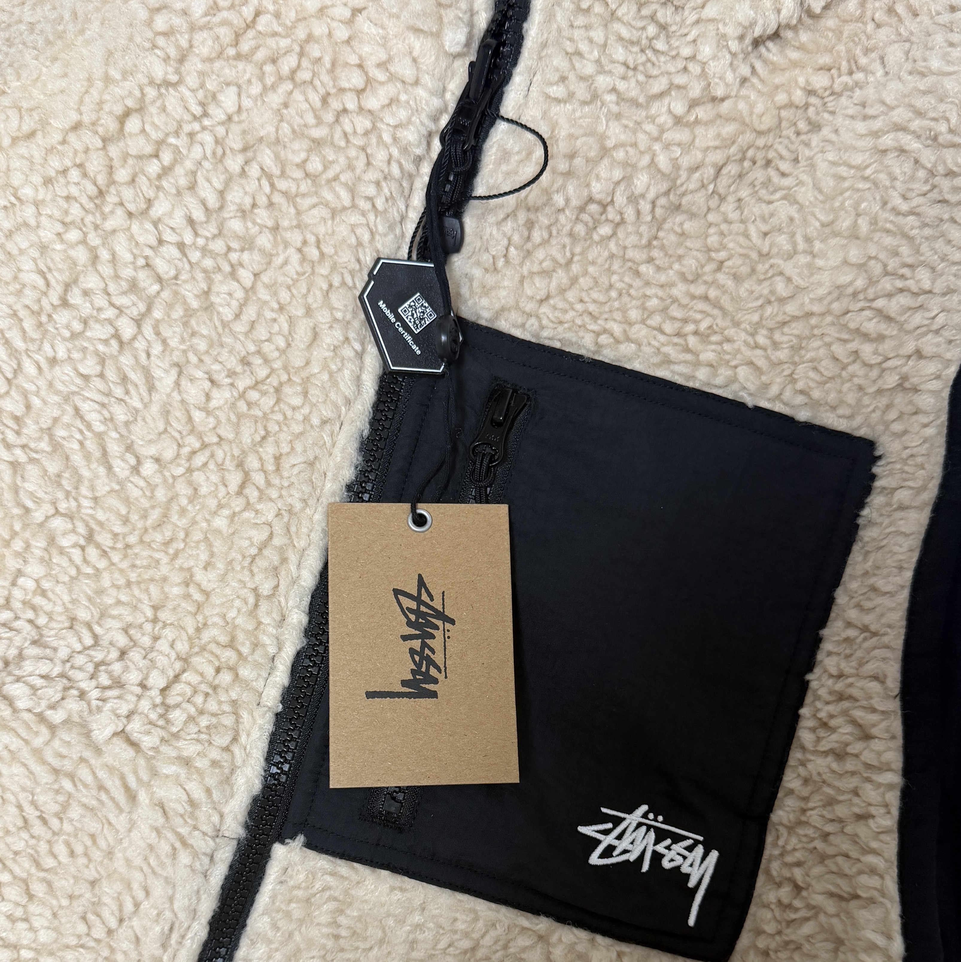 Stussy Sherpa Reversible Vest Beige 착용 스타일