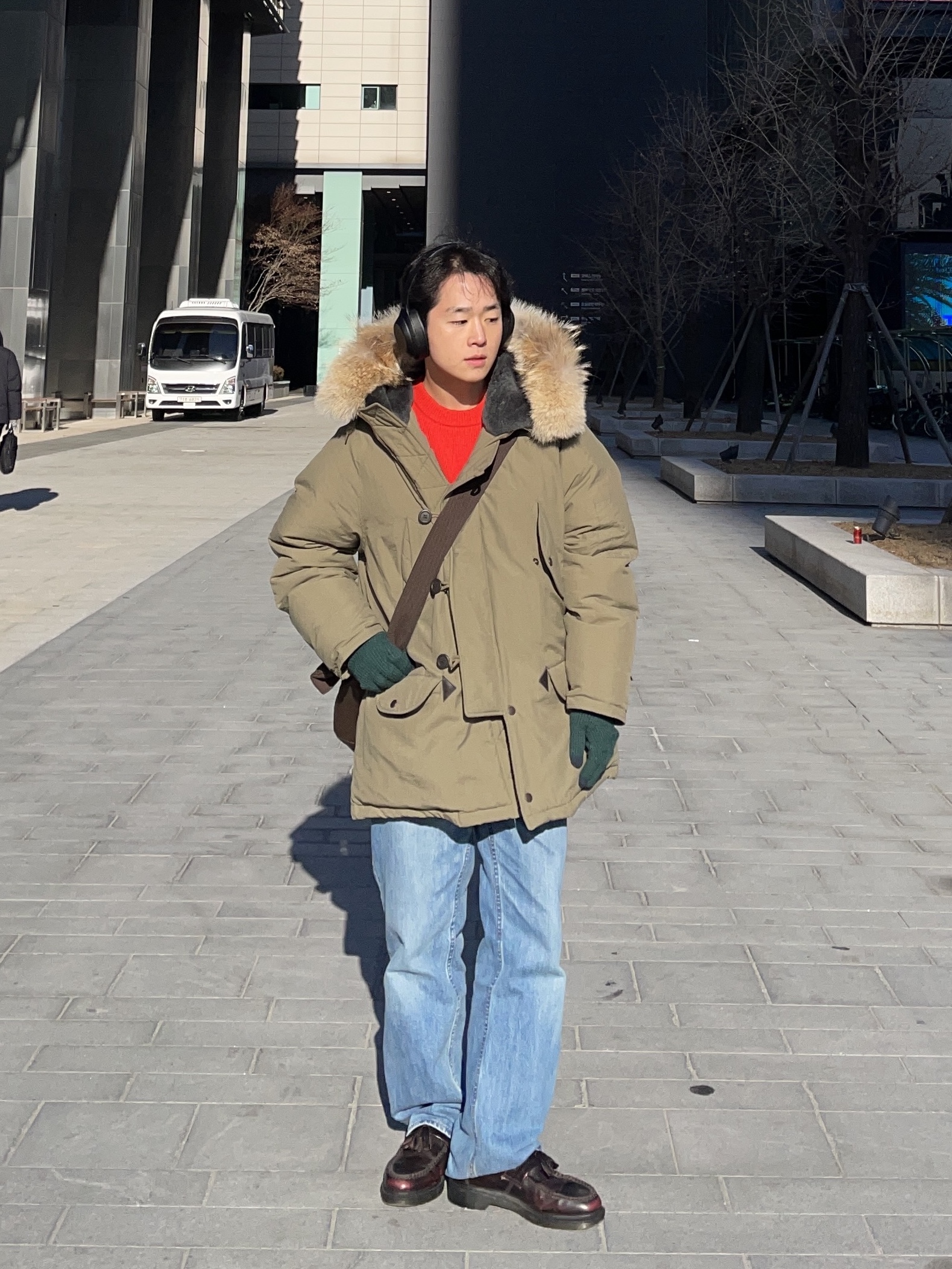 Uniqlo x Kaws Heattech Knit Gloves Green, Uniqlo x JW Anderson Straight Jean Blue - KR 착용 스타일