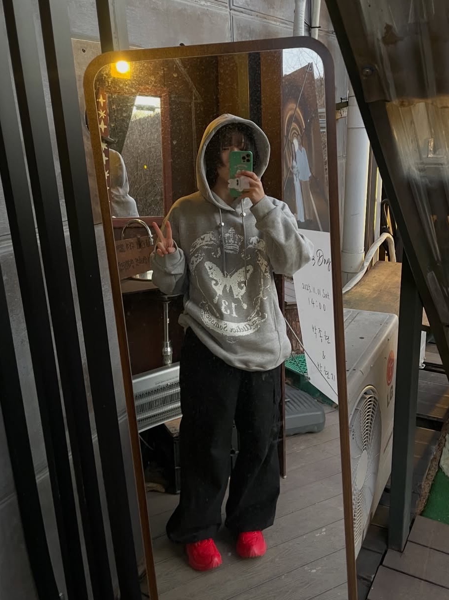 SOMSOC Ronne Symbol Artwork Hoodie Melange Grey 착용 스타일