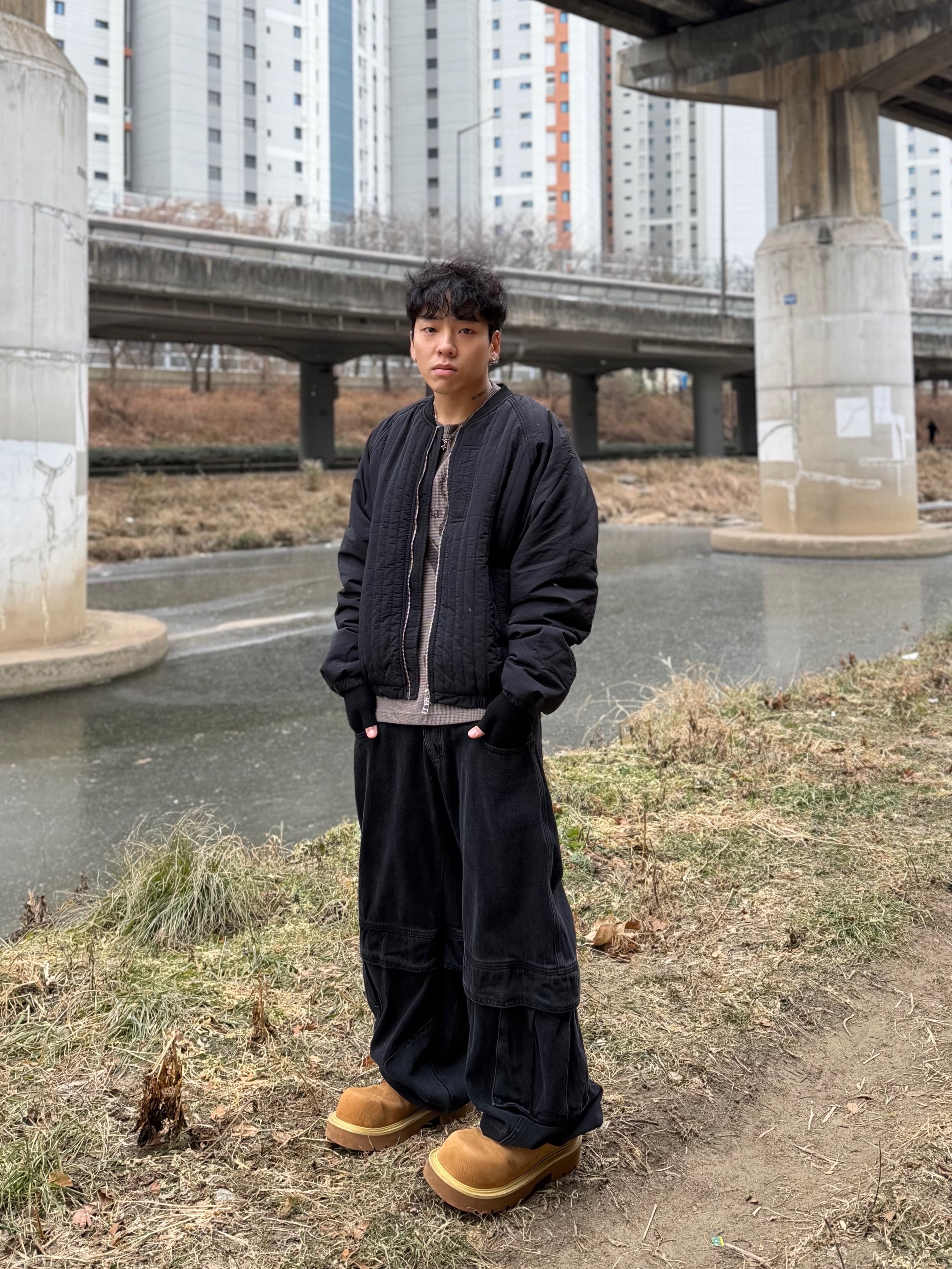 noun Quilted Jumper Black, noun Quilted Jumper Taupe 착용 스타일 - 4