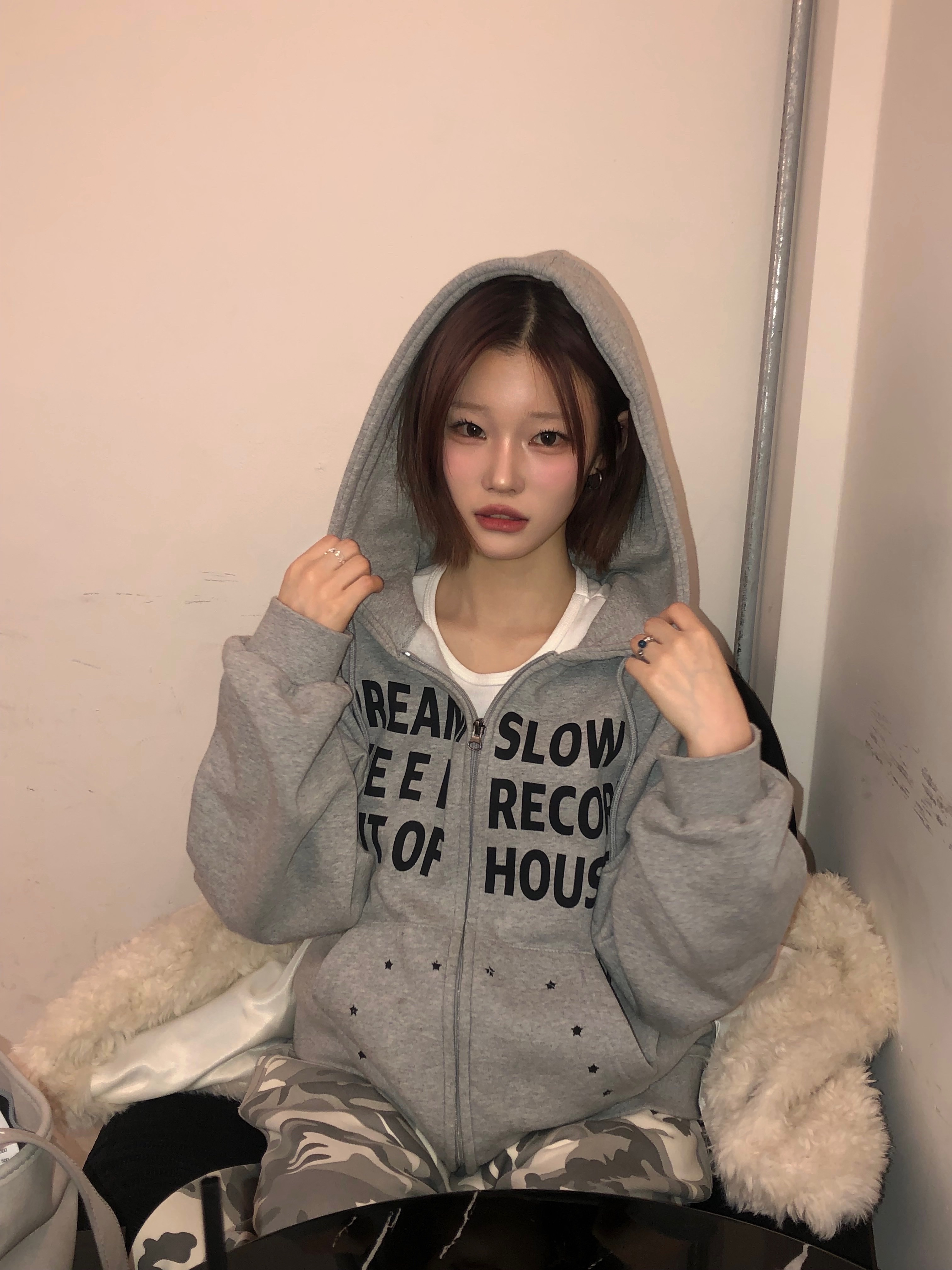 SLOW RECORD HOUSE Typo Star Hood Zip-Up Grey 착용 스타일 - 7