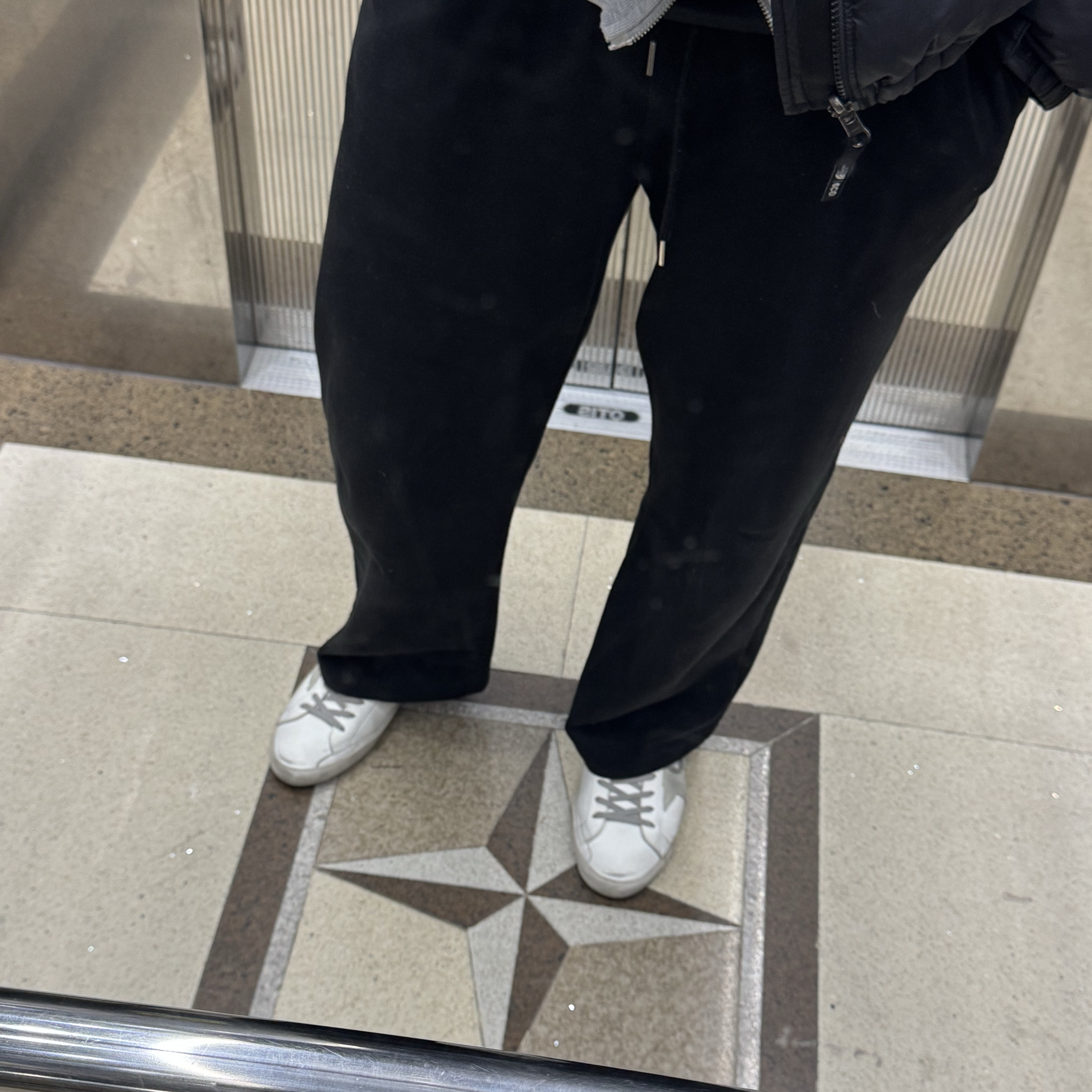 Golden Goose Superstar White Silver Heel Tab Sneakers 착용 스타일 - 2