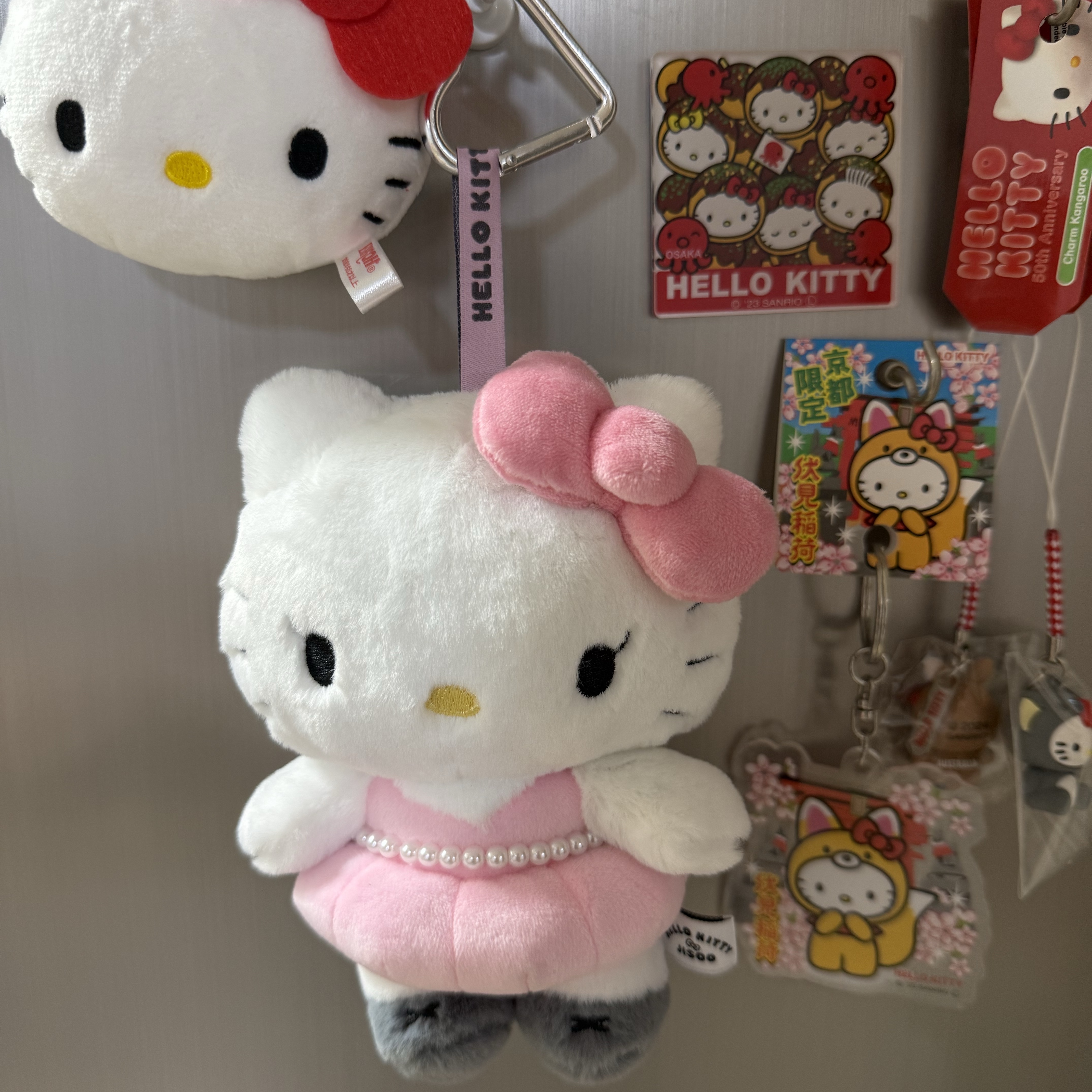 HELLO KITTY x JISOO Plush Keychain Original (Opened Case), HELLO KITTY x JISOO Random Plush Keychain (1 Blind Box) 착용 스타일 - 1