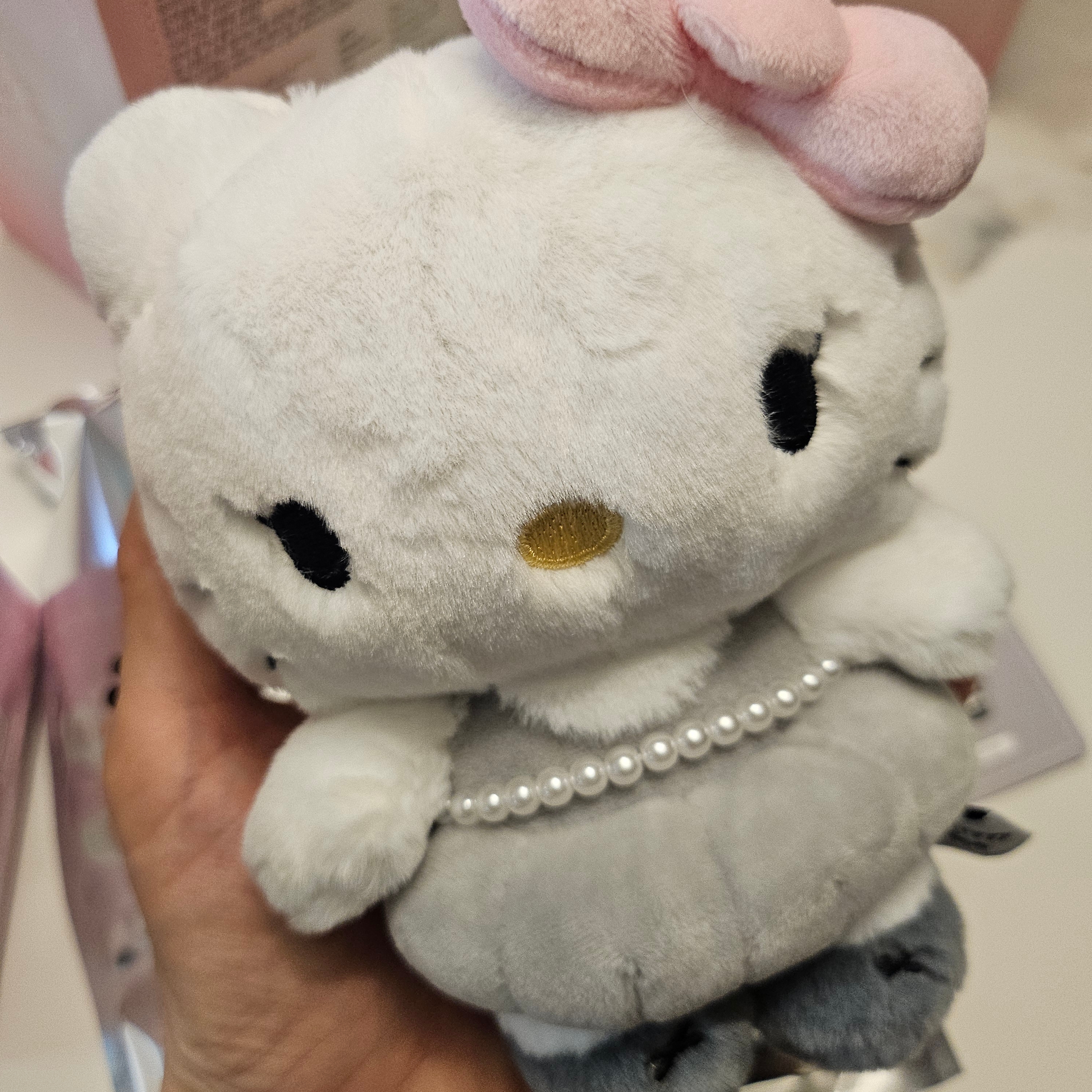 HELLO KITTY x JISOO Plush Keychain Pink Gray (Opened Case) 착용 스타일