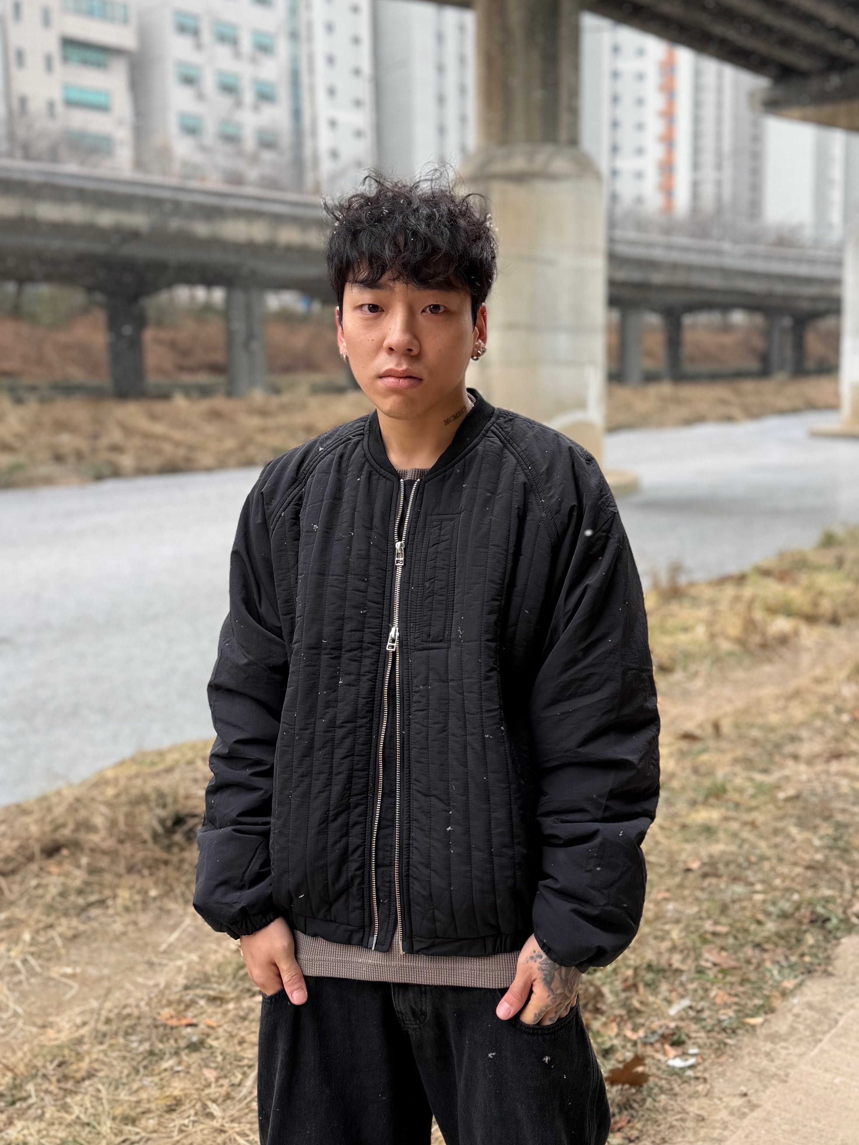noun Quilted Jumper Black, noun Quilted Jumper Taupe 착용 스타일 - 1