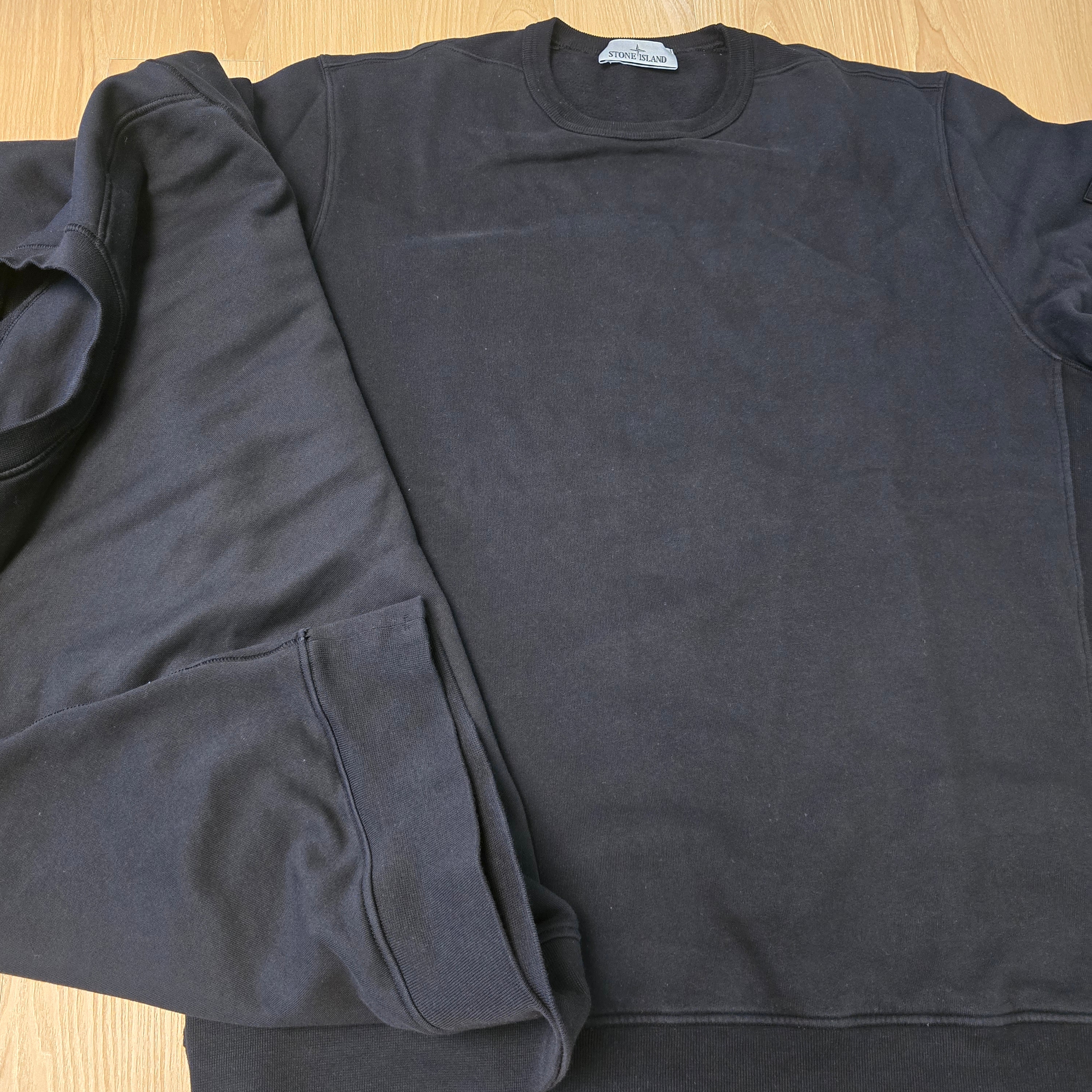Stone Island 6100028 Brushed Organic Cotton Fleece Regular Fit Crewneck Sweatshirt with Ribbed Inserts Black - 25FW, Stone Island 6100060 Organic Cotton Fleece Regular Fit Crewneck Sweatshirt with Elasticated Cuffs - 25FW 착용 스타일 - 2