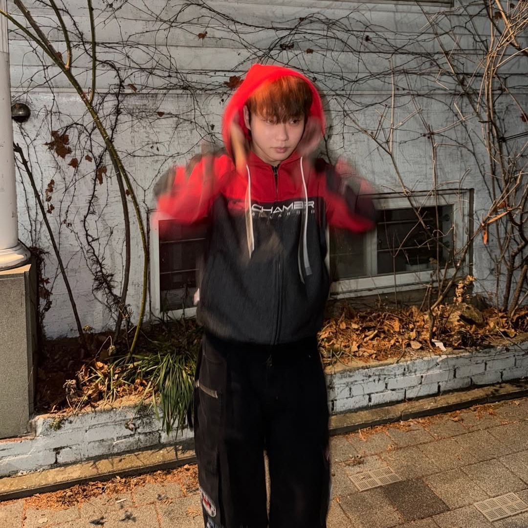 SPORT CHAMBER SC Core Denim Hood Zip Up Red, SPORT CHAMBER x Coca-Cola Cargo Pants Black 착용 스타일 - 4