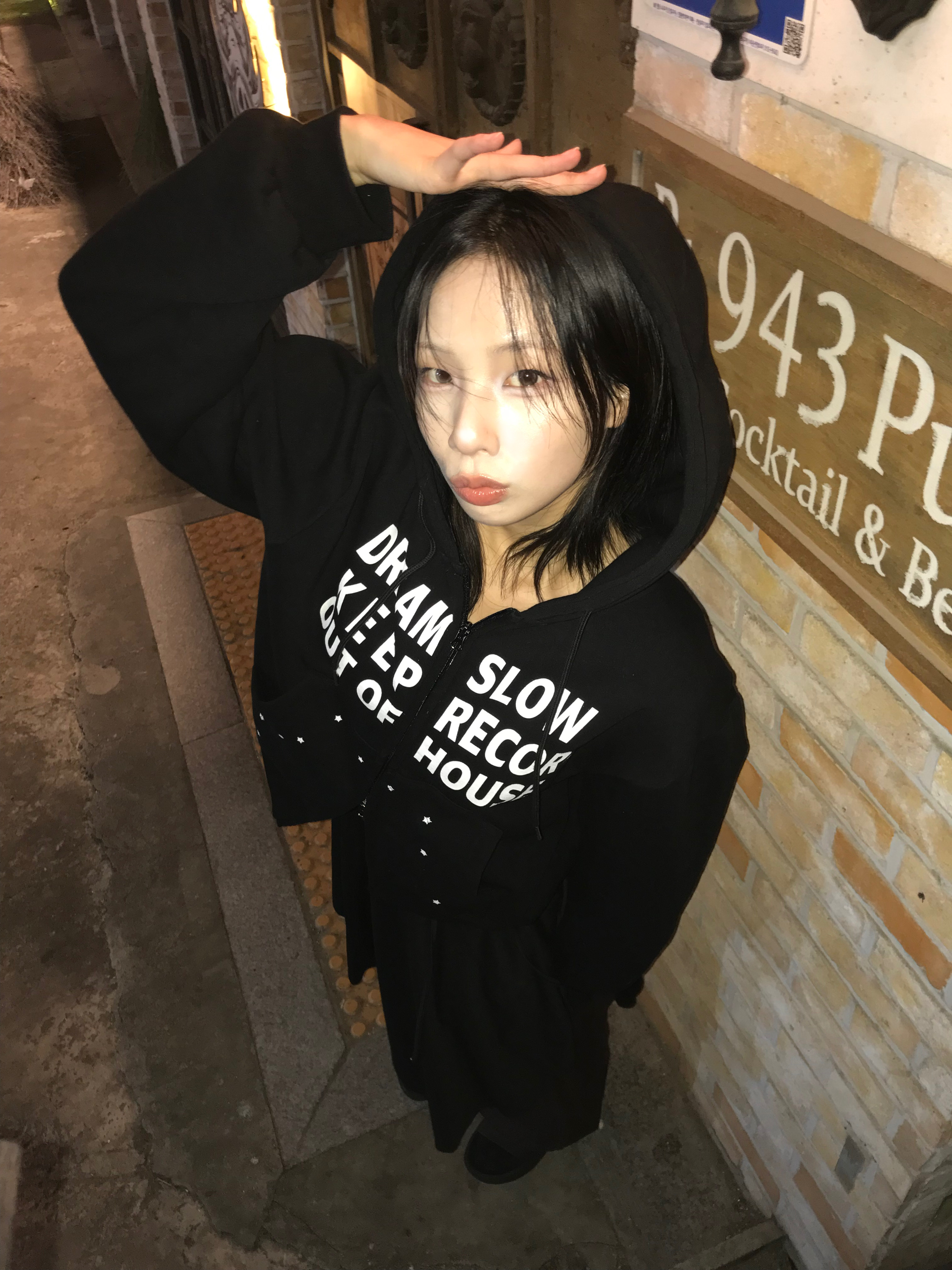 SLOW RECORD HOUSE Typo Star Hood Zip-up Black 착용 스타일 - 10