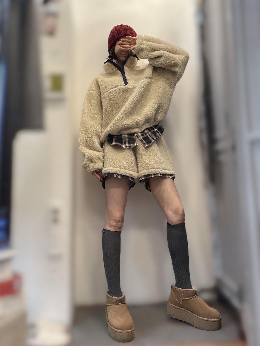 (W) UGG Classic Ultra Mini Platform Boots Chestnut 착용 스타일 - 3